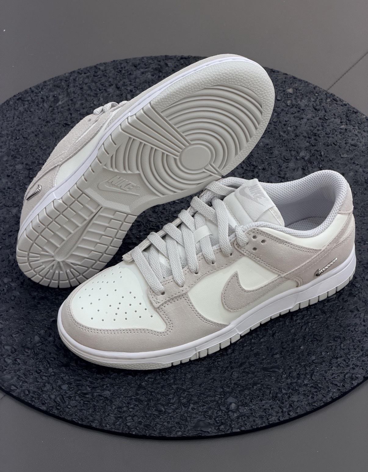 女鞋 NIKE W DUNK LOW 'Sail' 灰米 銀色小勾 麂皮 復古 運動 休閒鞋【IO4244-105】