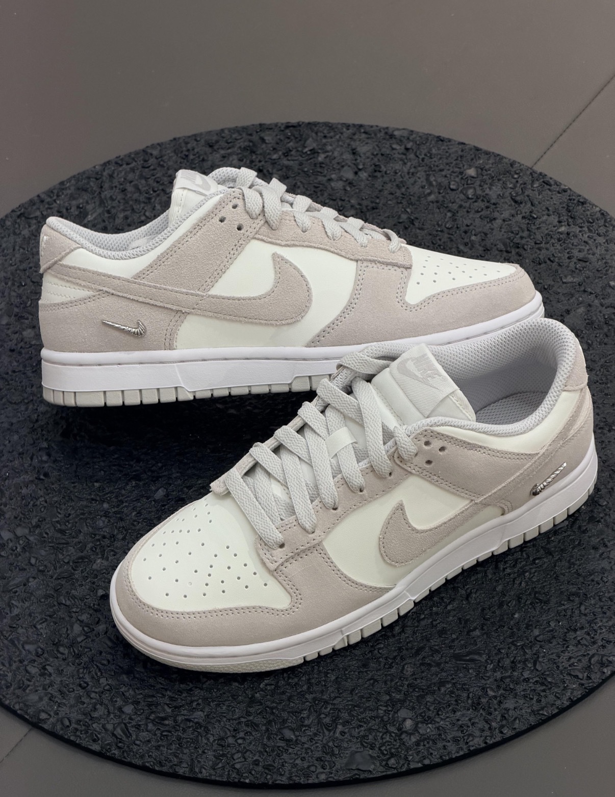女鞋 NIKE W DUNK LOW 'Sail' 灰米 銀色小勾 麂皮 復古 運動 休閒鞋【IO4244-105】