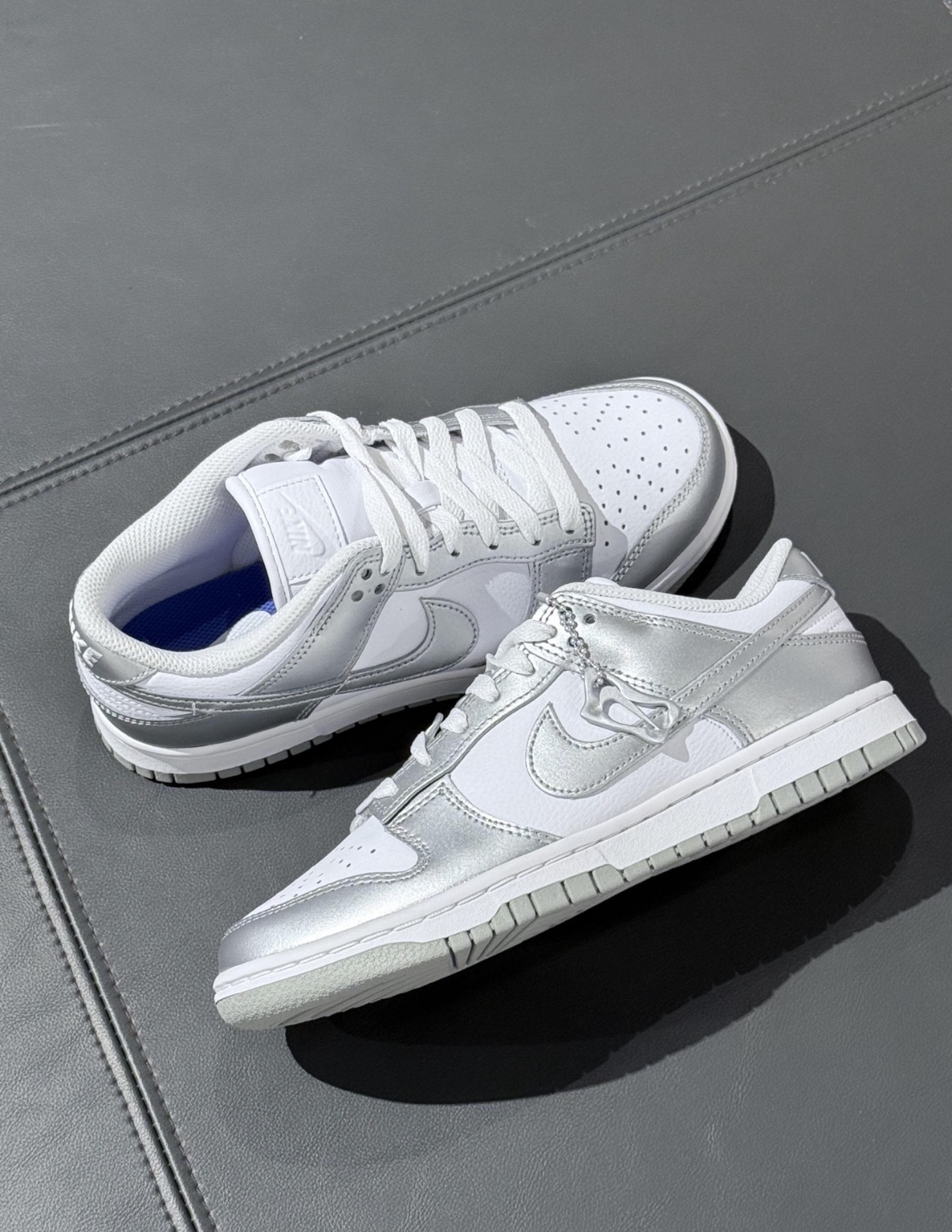 女鞋 NIKE W DUNK LOW 'Metallic Silver' 白銀 經典 吊飾 皮革 復古 休閒鞋【FV1311-100】