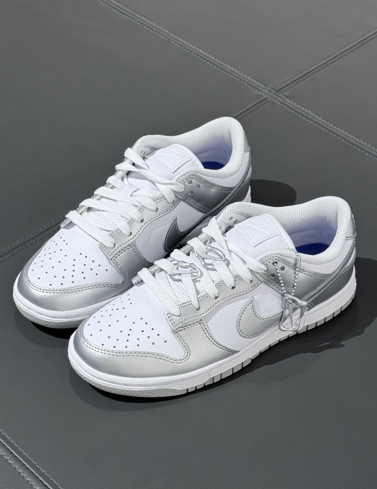 女鞋 NIKE W DUNK LOW 'Metallic Silver' 白銀 經典 吊飾 皮革 復古 休閒鞋【FV1311-100】
