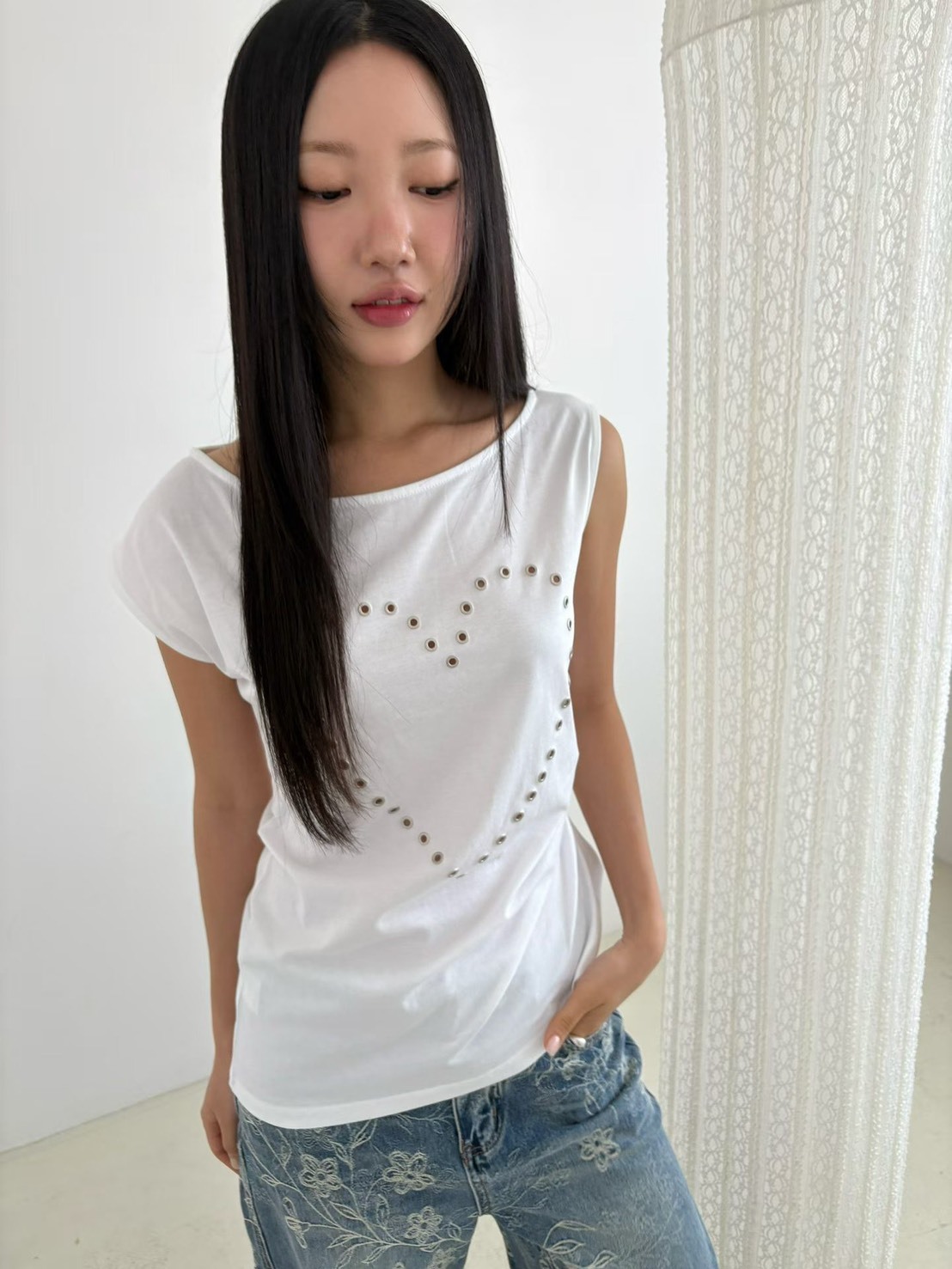 愛心鉚釘洞洞露肩上衣