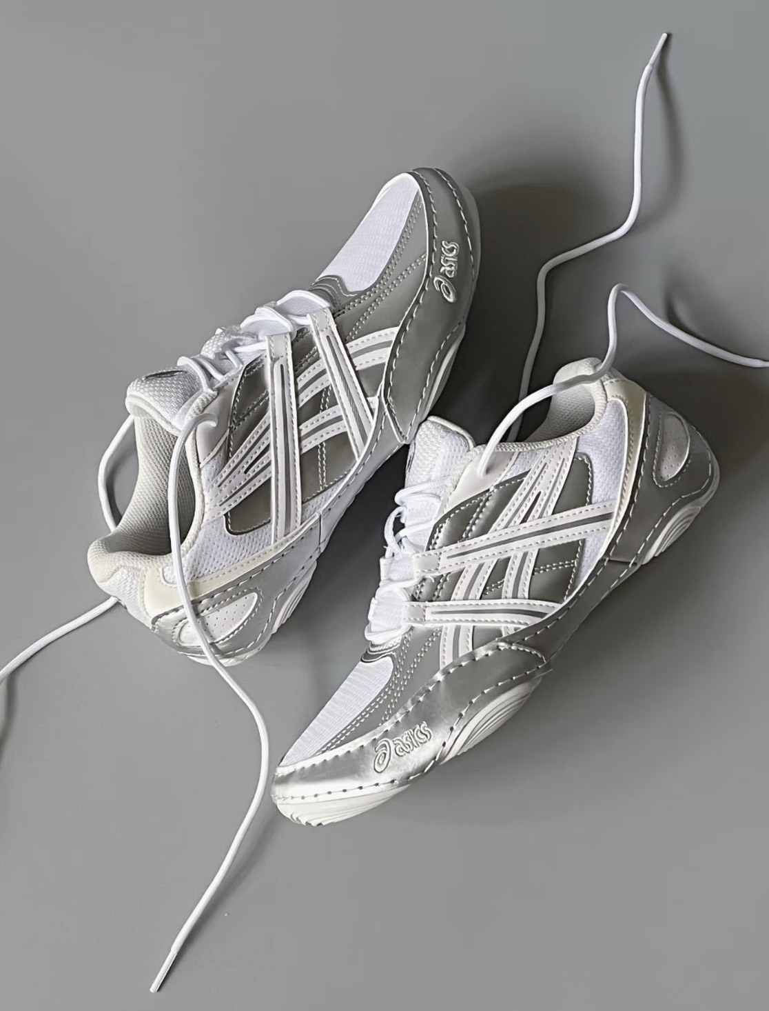 ASICS 休閒鞋 HYPERSYNC 白銀 薄底 復古鞋 男女 1203A879100