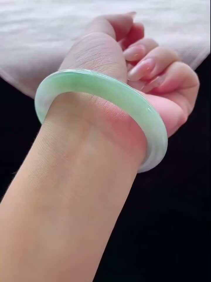 冰糯飄綠翡翠圓條手鐲,天然翡翠A玉, 緬甸玉, Jade, Jadeite