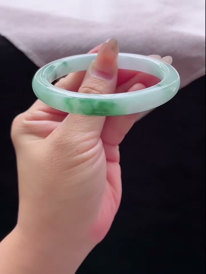 326435 56mm冰糯飄綠飄花翡翠圓條手鐲 (54-56)