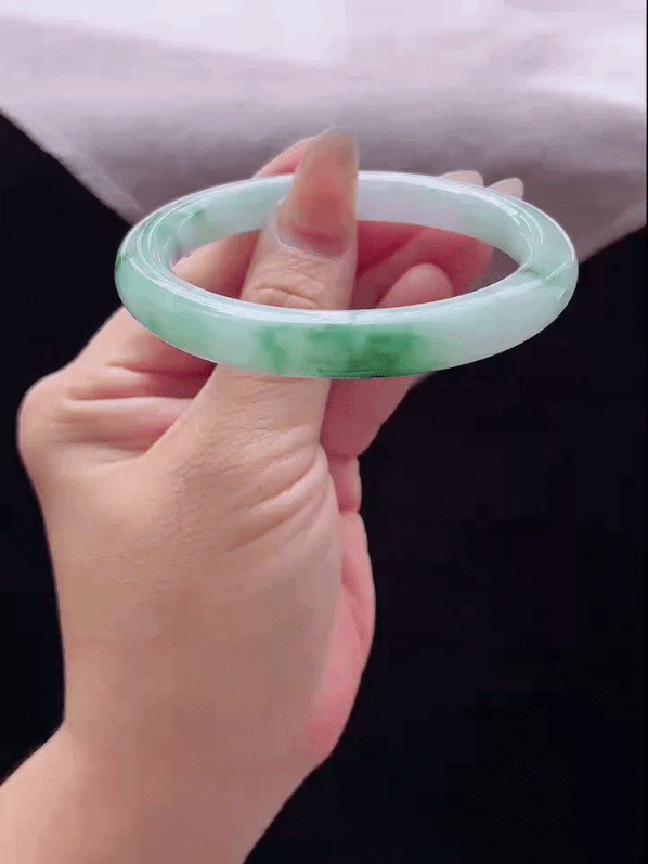 326435 56mm冰糯飄綠飄花翡翠圓條手鐲 (54-56)