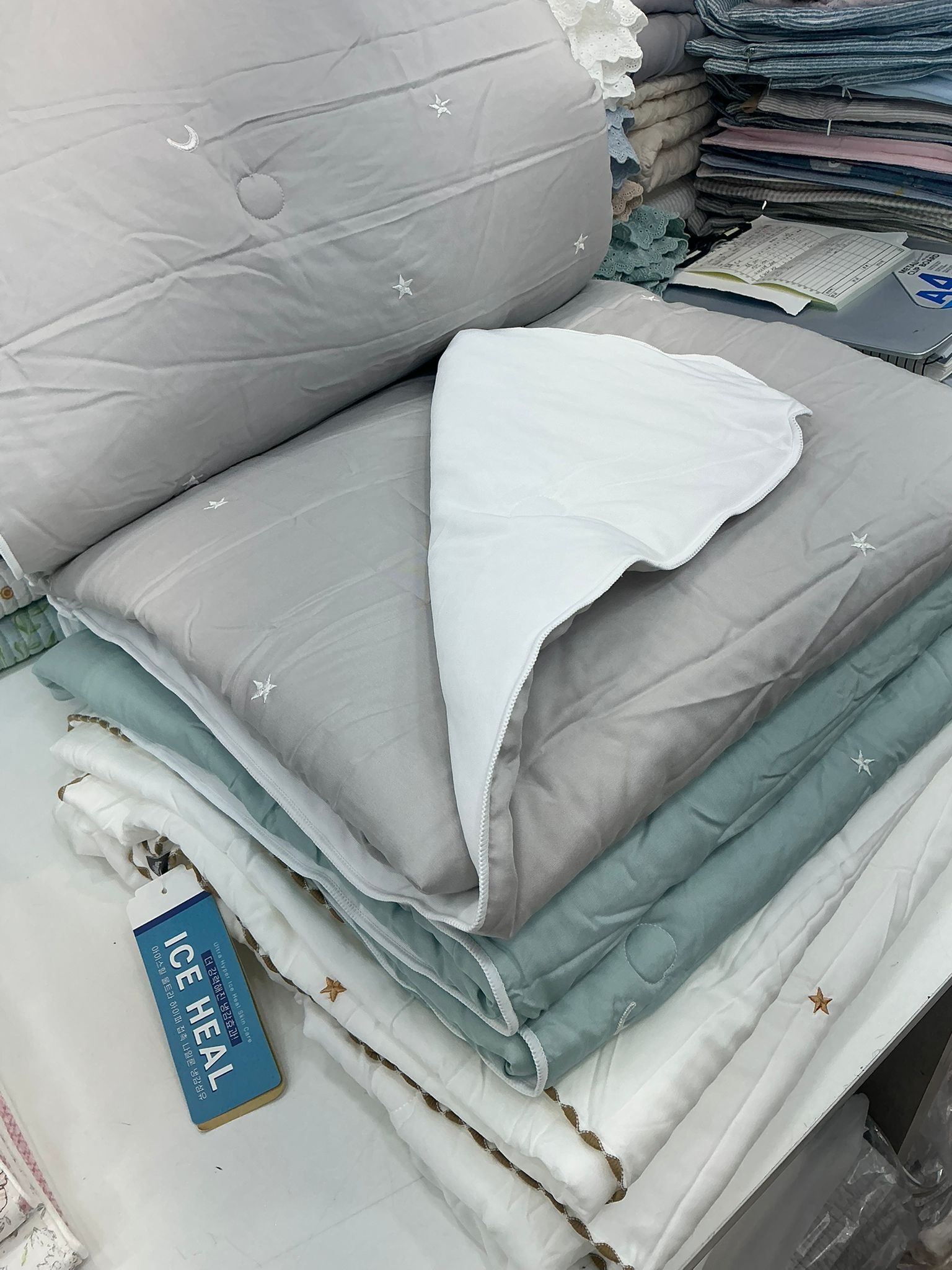 O73 夏天冰絲被 (一面天絲，一面涼感-7.7度) S Size: 160x210 $499 / Q size: 200x230  $599 枕頭袋$109/1個 $199/2個 made in korea