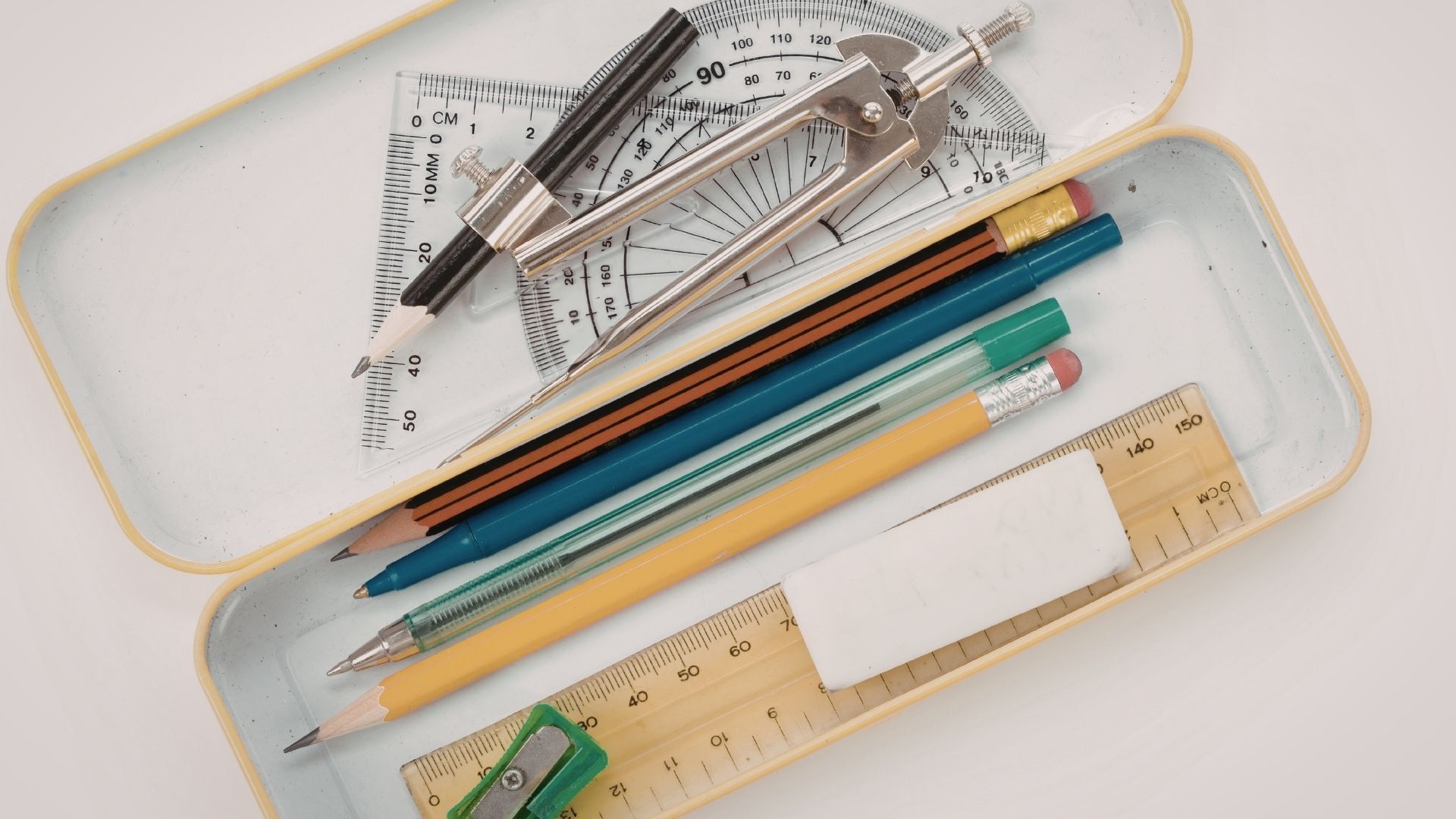 中年級的鉛筆盒裡有鉛筆、尺、橡皮擦、圓規、量角器、三角板
