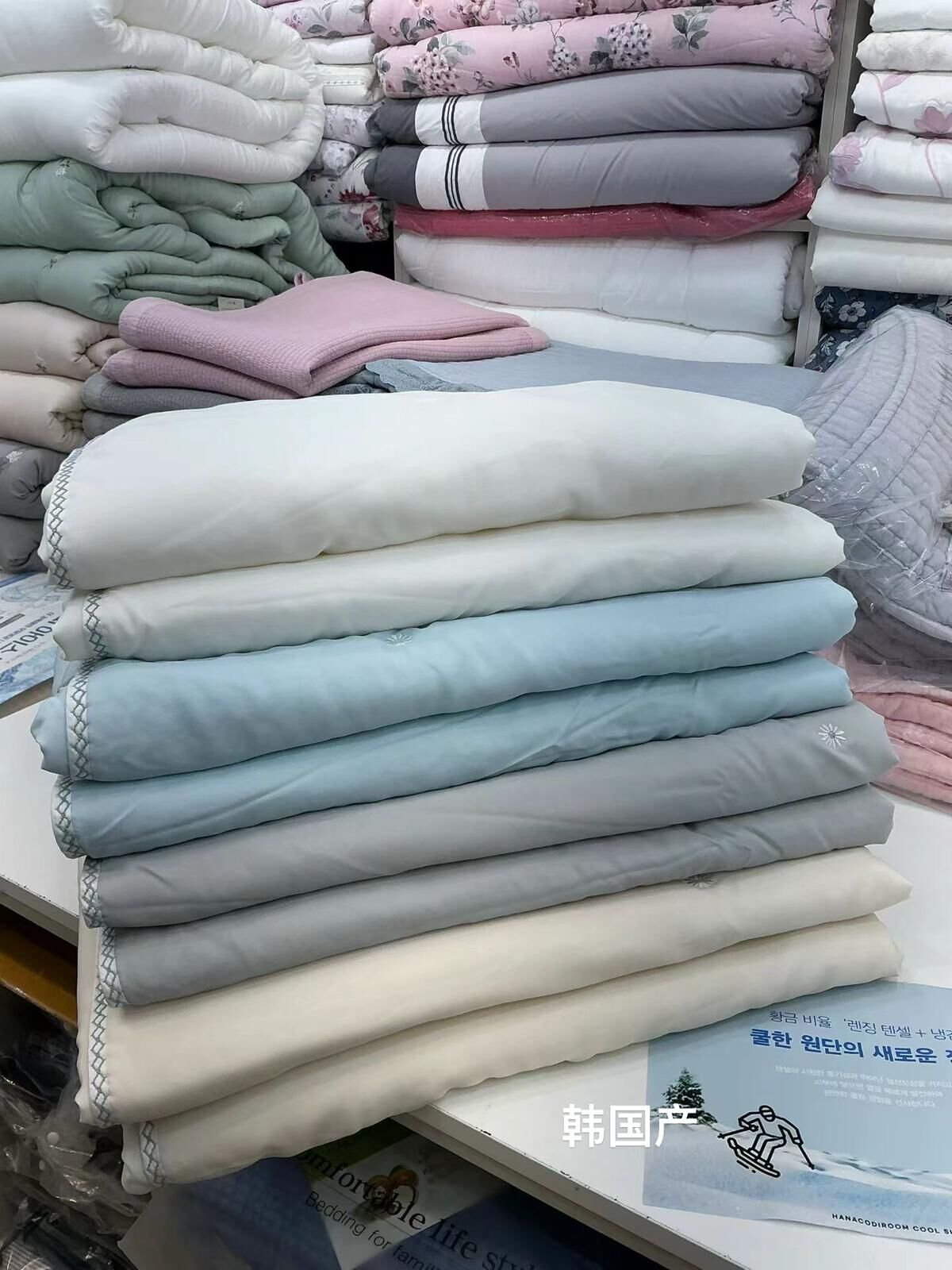 O76 夏天涼感冰絲被-7.7度 凉感天絲 一面天絲，一面涼感 S Size: 160x210 $499/ Q size: 200x230 $599 枕頭袋$109/1個 $199/2個 made in korea