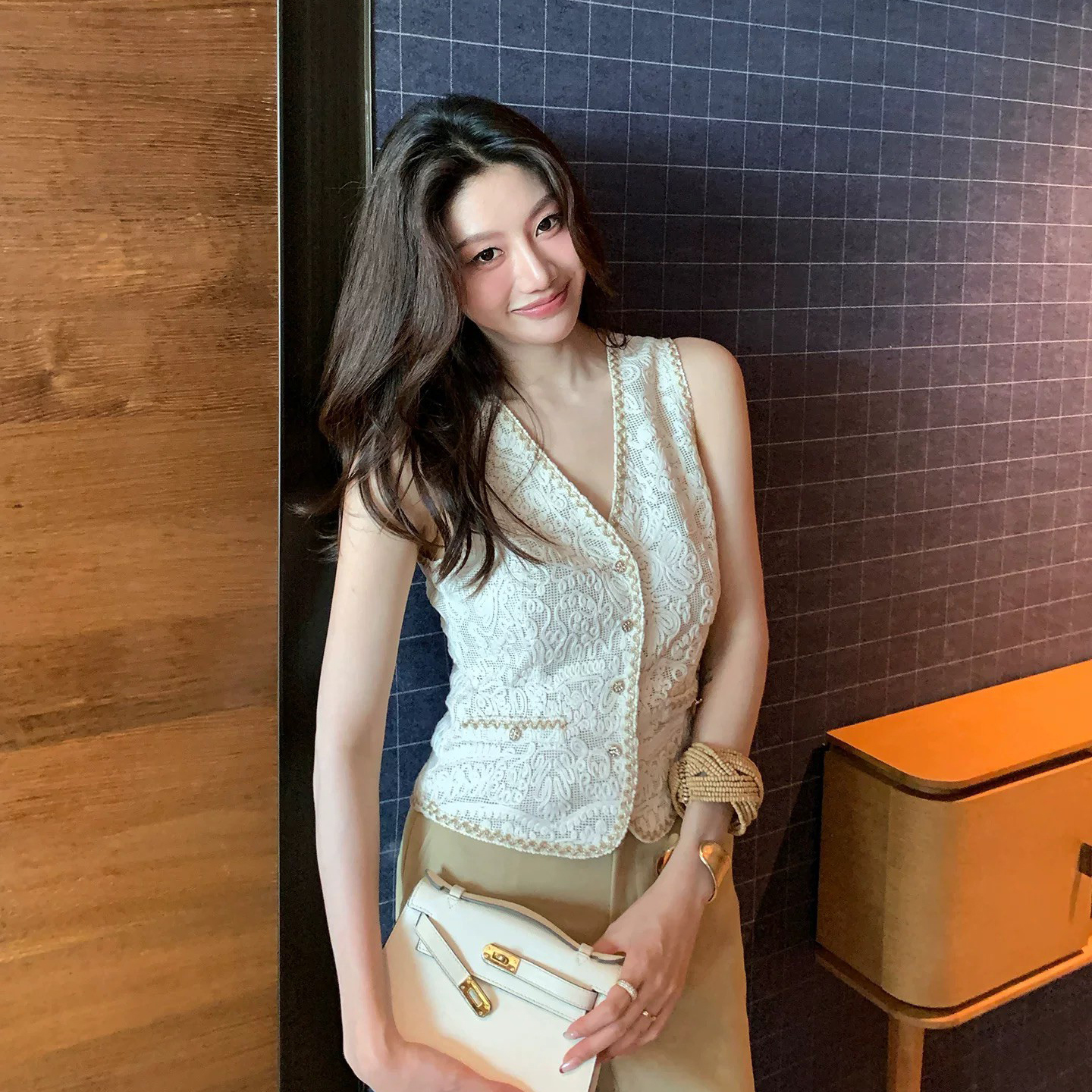 雲朵白蕾絲編織滾邊V領背心-S-XL (Elegant & Love)