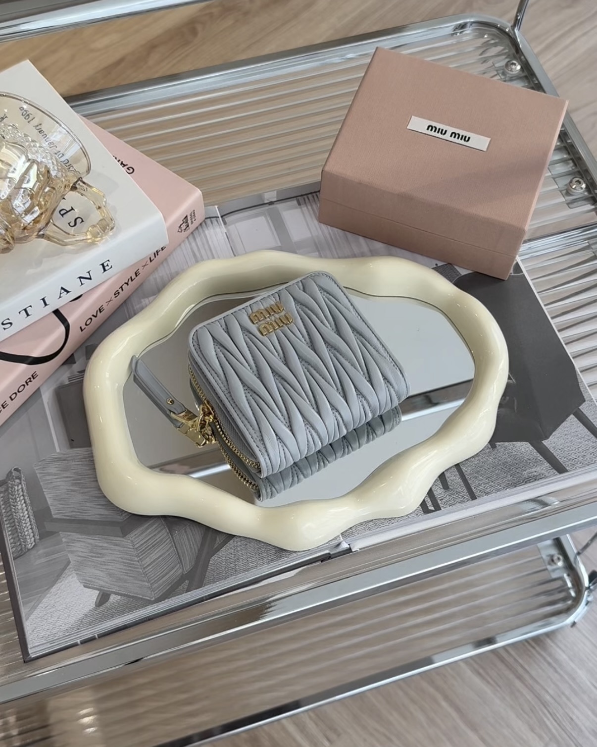 MIUMIU｜MATELASSE 對開側邊零錢短夾 藍色