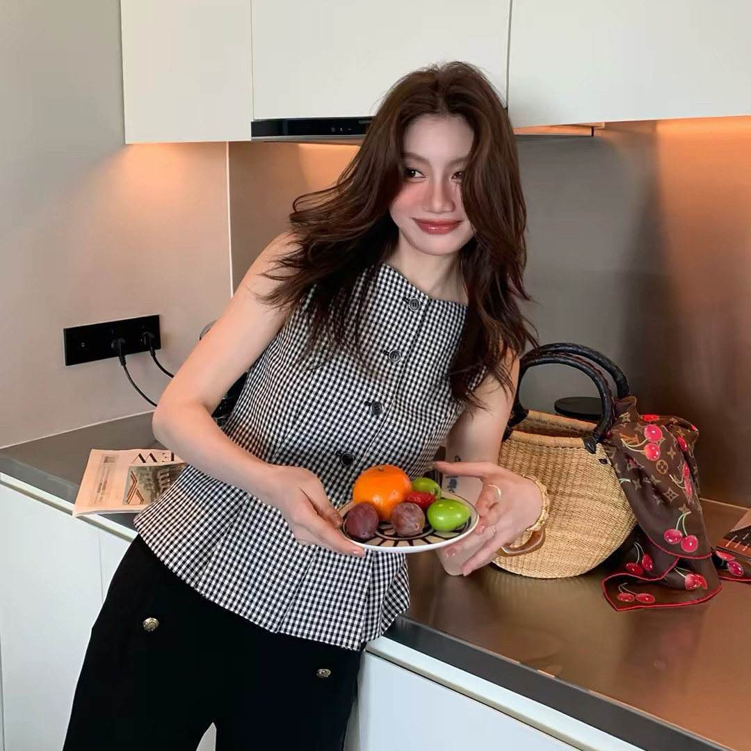 黑白配色格紋抓摺感圓領排釦背心-S-XL (Elegant & Love)