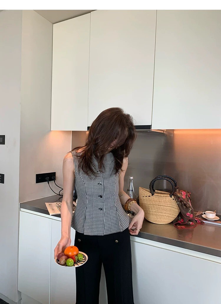 黑白配色格紋抓摺感圓領排釦背心-S-XL (Elegant & Love)