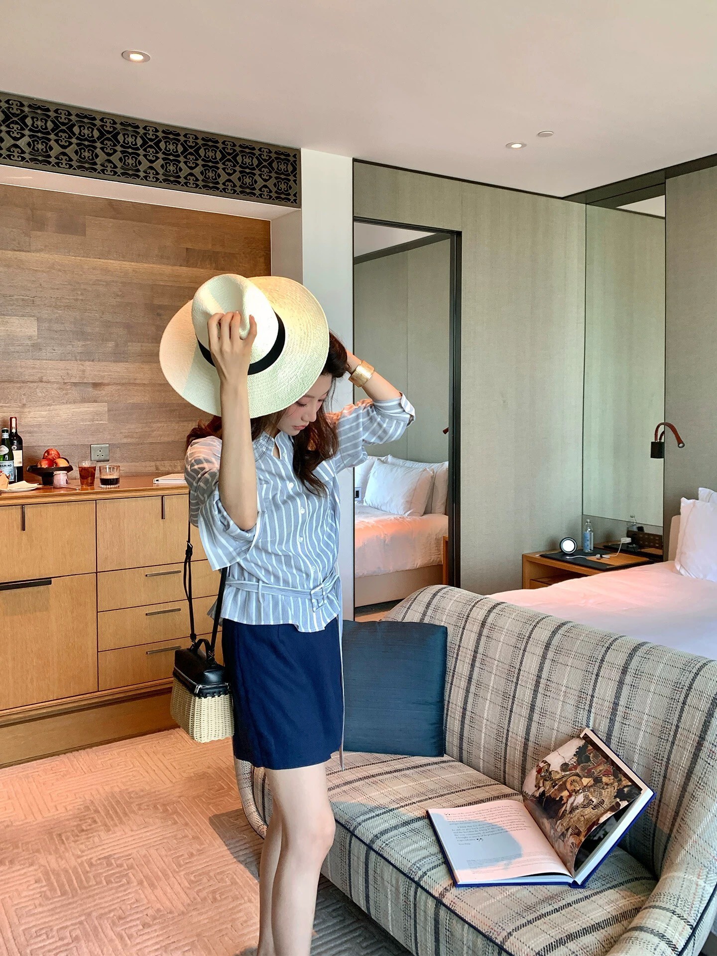 附綁帶灰藍配色直條紋翻領襯衫-S-L (Elegant & Love)