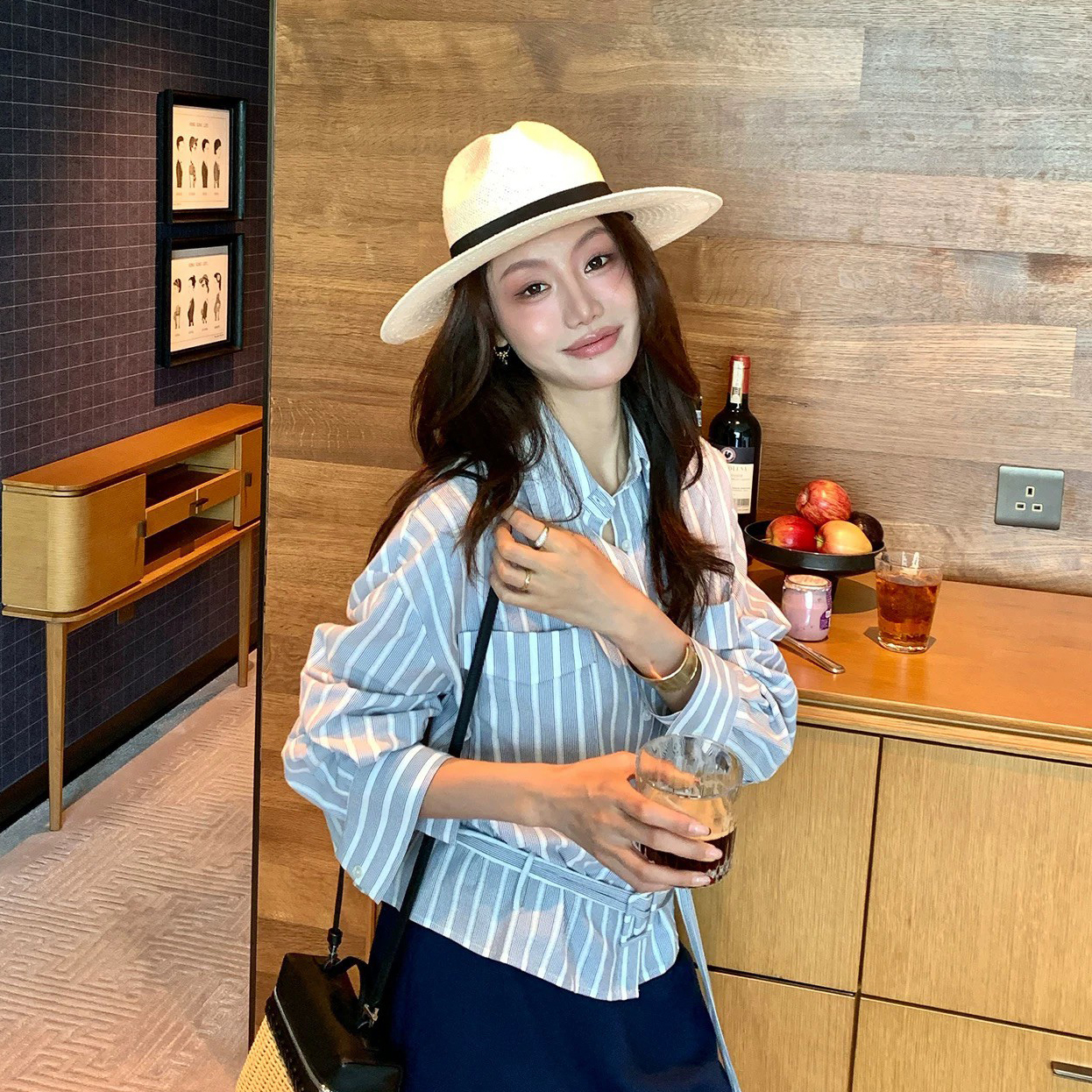 附綁帶灰藍配色直條紋翻領襯衫-S-L (Elegant & Love)