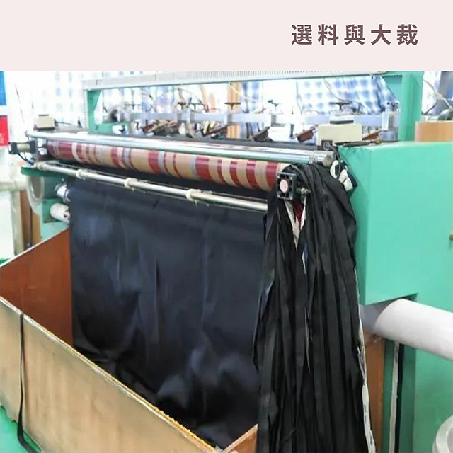 將整捲傘布依據傘型（23 吋、27 吋等）裁切成長條狀。