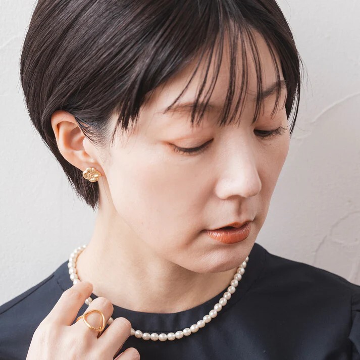 Pisceans - 芍藥針式耳環 / 金色