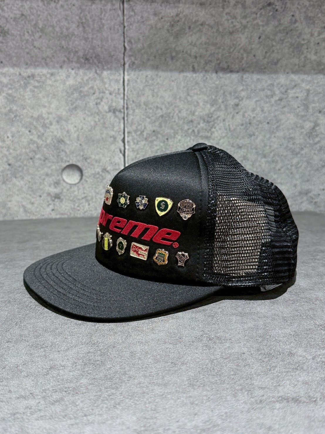 SUPREME 缺貨款 多別針黑紅Logo網帽 卡車帽