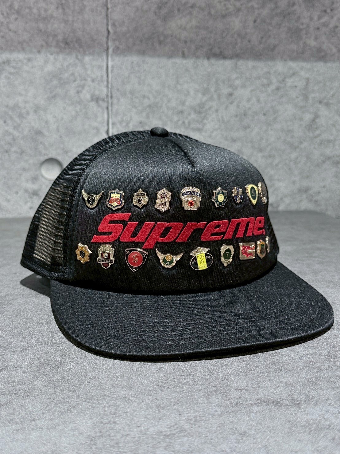 SUPREME 缺貨款 多別針黑紅Logo網帽 卡車帽