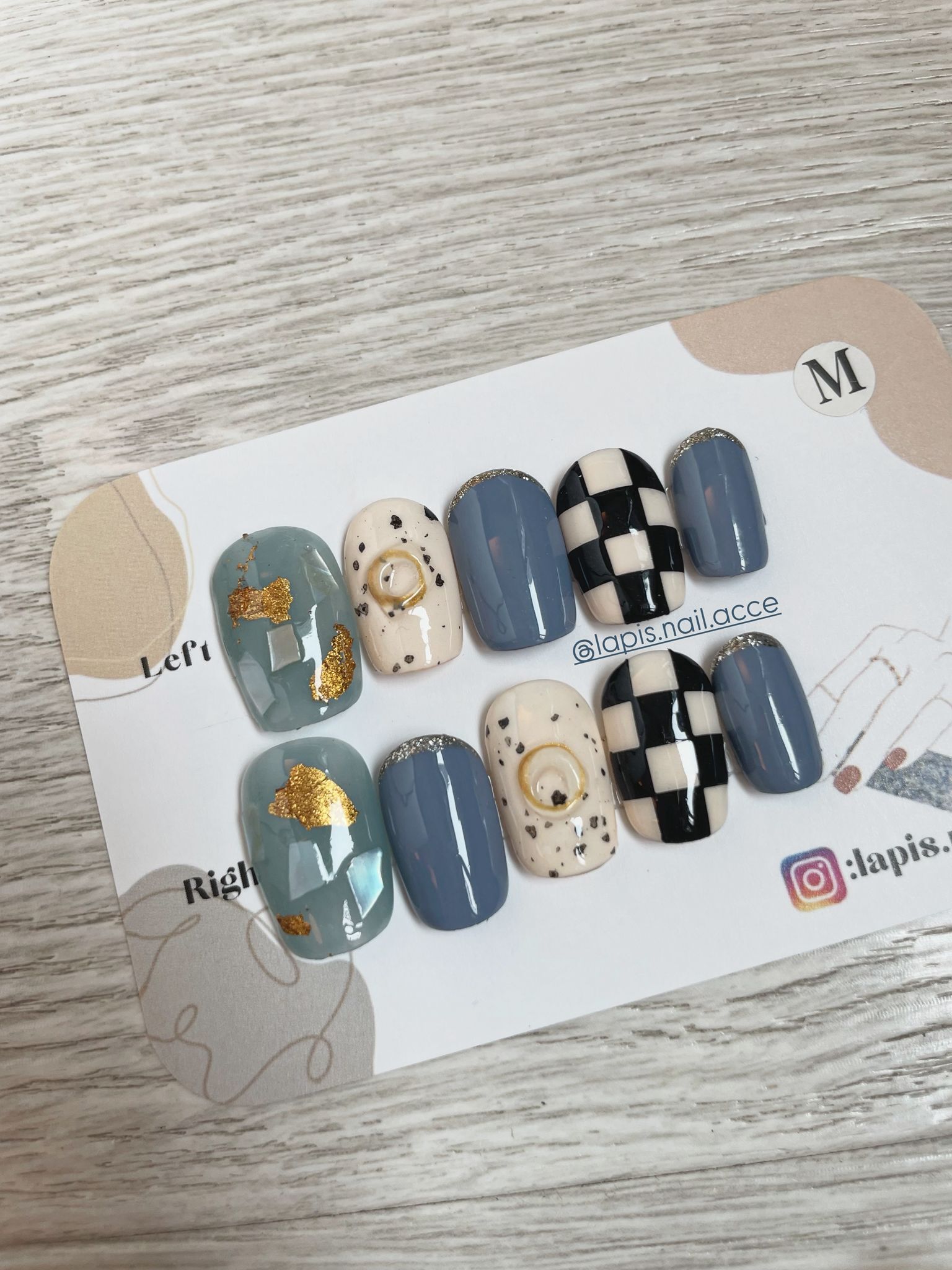 尼款甲詢問度 賣出嘅都好多喔🤭🤭🤭 呢款係我哋 lapis.nail.acce 嘅 ♠️♥️The Wonderland (2) [A-0000027b]♥️♠️ 系我地 純手工穿戴甲 嘅《大熱長青款式》 嘅 產品之一喔💕💕 〰️主要顏調為 藍色💙+ 米白色🤍+ 黑色🖤並作底色 〰️拇指 鑲嵌 貝殼 + 金箔layers💛 〰️食指以蛋殼作 Layer + 金色 線條💛作點綴 〰️無名指 ON TOP 以 「手繪」格仔作點綴  令到以♠️♥️「WONDERLAND」♥️♠️作主題嘅 設計 更突出喔 〰️款式為日常款 以藍、白、黑為日常穿搭色即可 〰️以配合飾物 金 /  銀 均可 視乎膚色cool or warm tone  名稱：♠️♥️The Wonderland (2) [A-0000027b]♥️♠️ 尺碼：XS / S / M 甲型：中方圓  產品直接連結： https://lapisnailacce.shoplineapp.com/en/products/the-wonderland-2-a-0000027b  Lapis Blog 直接連結： https://lapisnailacce.shoplineapp.com/blog/posts/delivery-hot-pick-items-27  ✨有興趣可以IG DM / FB DM / Whatsapp / Email  / Threads 我地喔✨網頁下單都可以✨