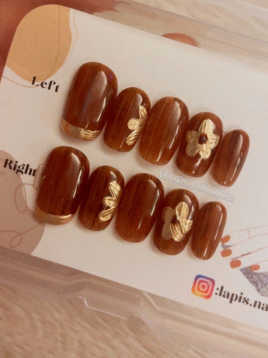 尼款甲詢問度 賣出嘅都好多 尼款系我地 Lapis.nail.acce  純手工穿戴甲店 嘅 🤎💛The Amber(3)[A-0000007c]💛🤎  〰️主要以 咖啡色🤎+少許深咖啡色🖤🤎作底色 〰️加上 立體膠 + 金色💛魔鏡粉🪞作點綴  令到以🤎💛The Amber 💛🤎 琥珀 為主題 嘅 設計 更突出喔 〰️款式為日常款 以 ①簡單穿搭 ②大地色系衣搭打扮③隆重較Grand 場合均可 〰️配合 金色 飾物 均可  名稱：💛🤎Amber(3)[A-0000007c]🤎💛 尺碼：XS / S / M 甲型：中方圓  產品直接連結：  https://lapisnailacce.shoplineapp.com/products/amber-3-a-0000007c  Lapis Blog 直接連結： https://lapisnailacce.shoplineapp.com/zh-hant/blog/posts/delivery-hot-pick-items-28