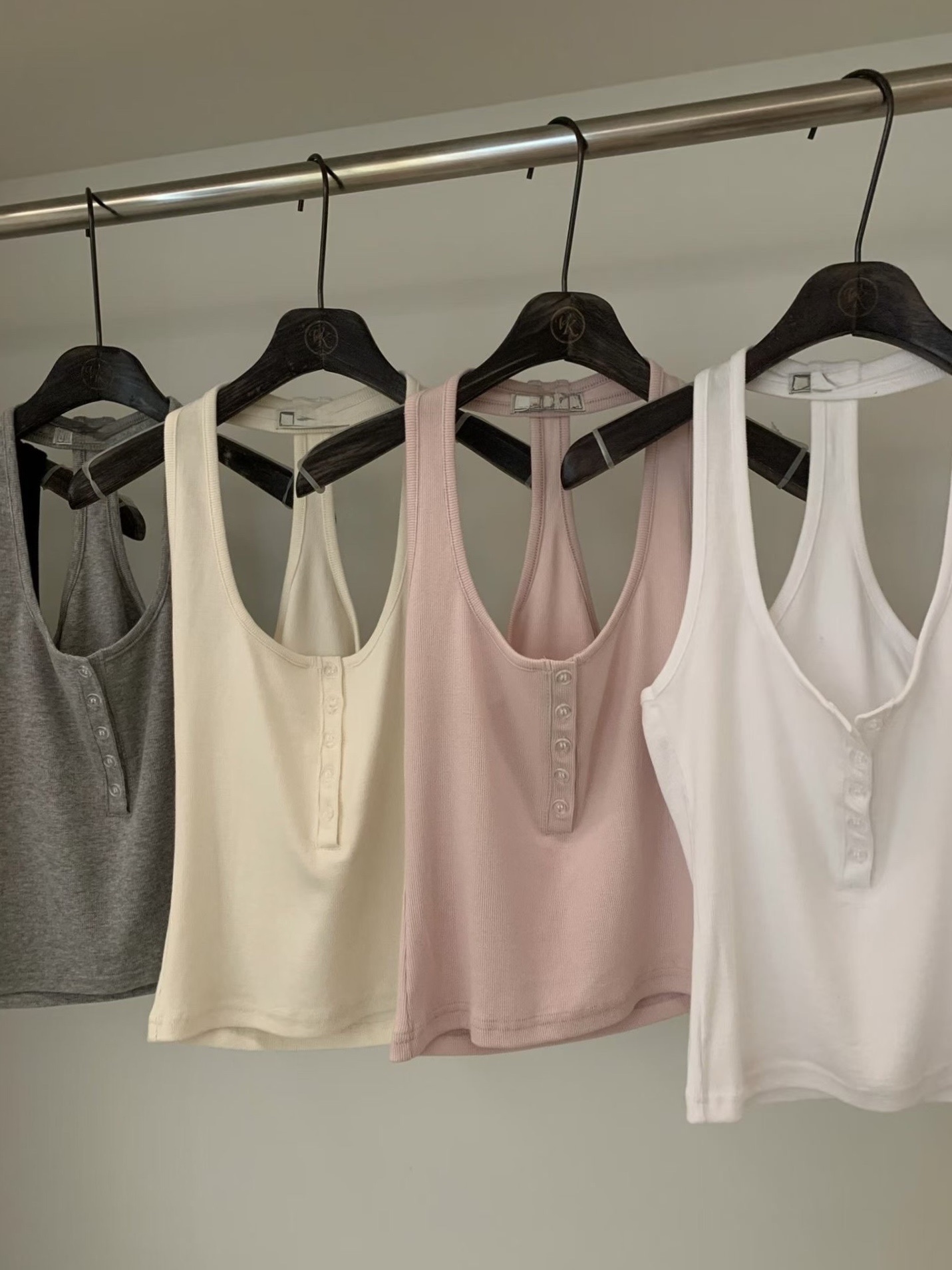 E05 繞脖扭扣背心（粉/米/灰/白）