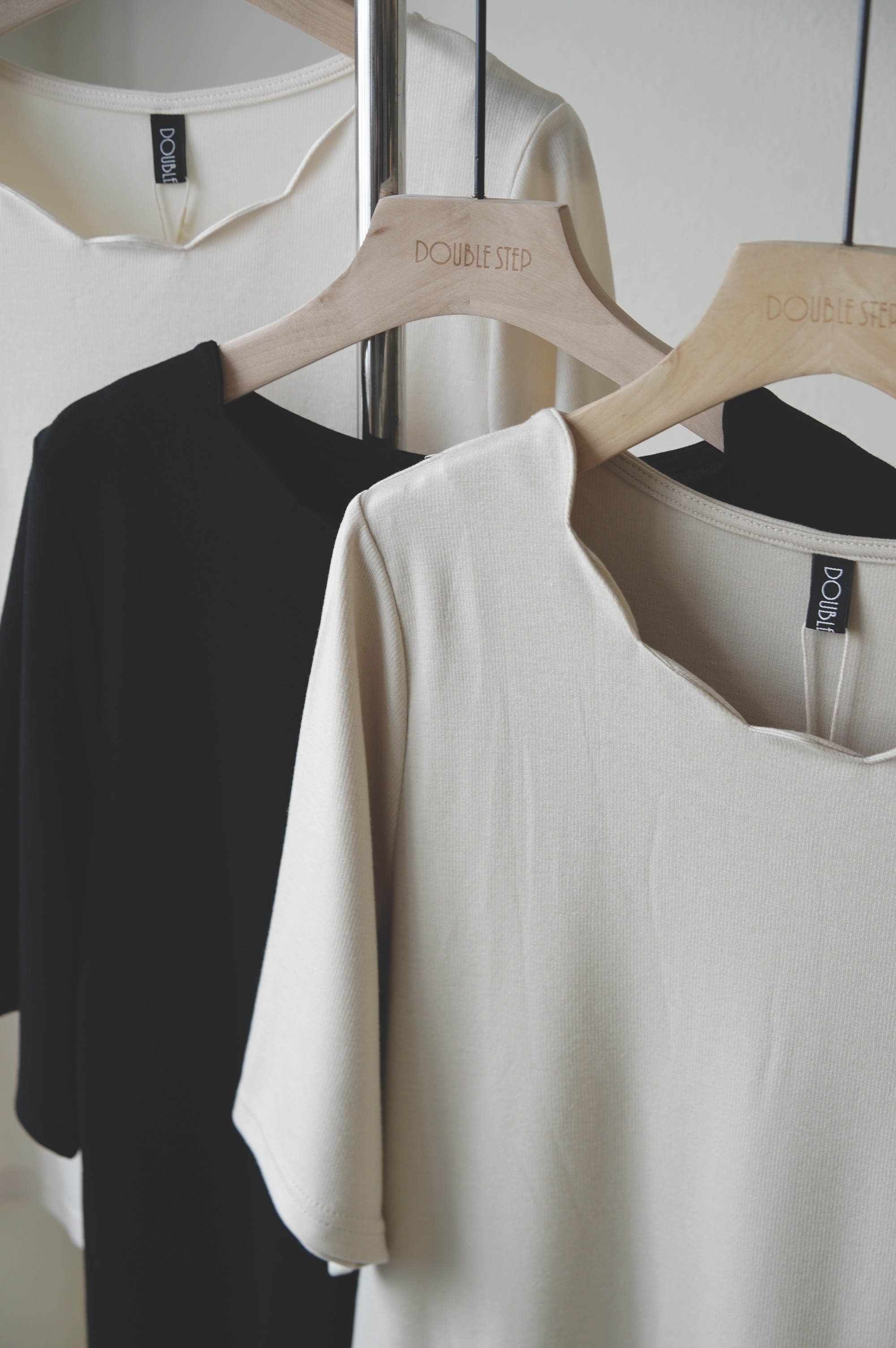 顯瘦舒適～浪領上衣-BL62988