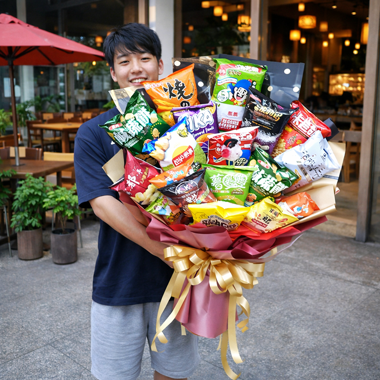 男生手捧一束大份量零食花束，花束內含多款零食，背景為餐廳外面門口