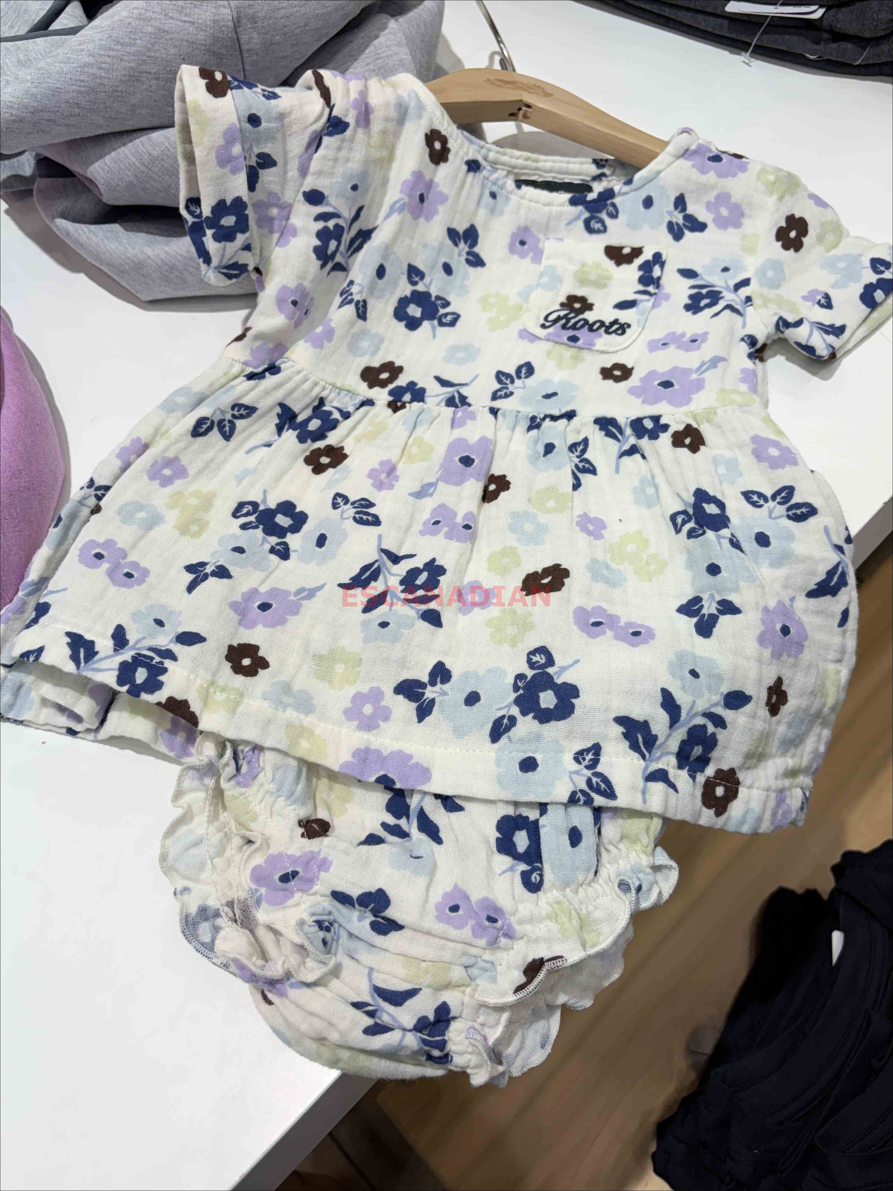 Baby ROOTS 細緻棉麻材質 刺繡字樣 洋裝 (附安全褲)