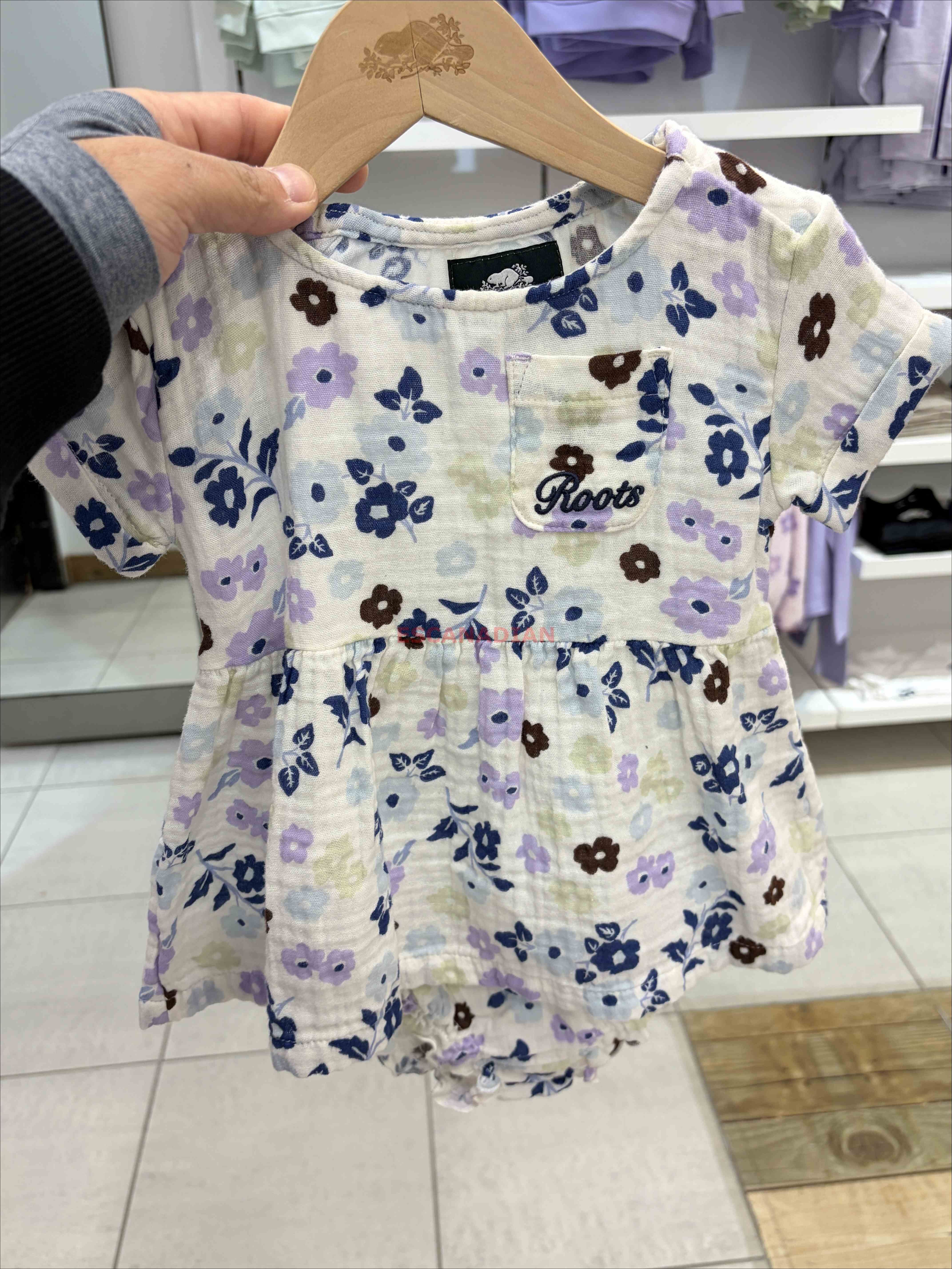 Baby ROOTS 細緻棉麻材質 刺繡字樣 洋裝 (附安全褲)