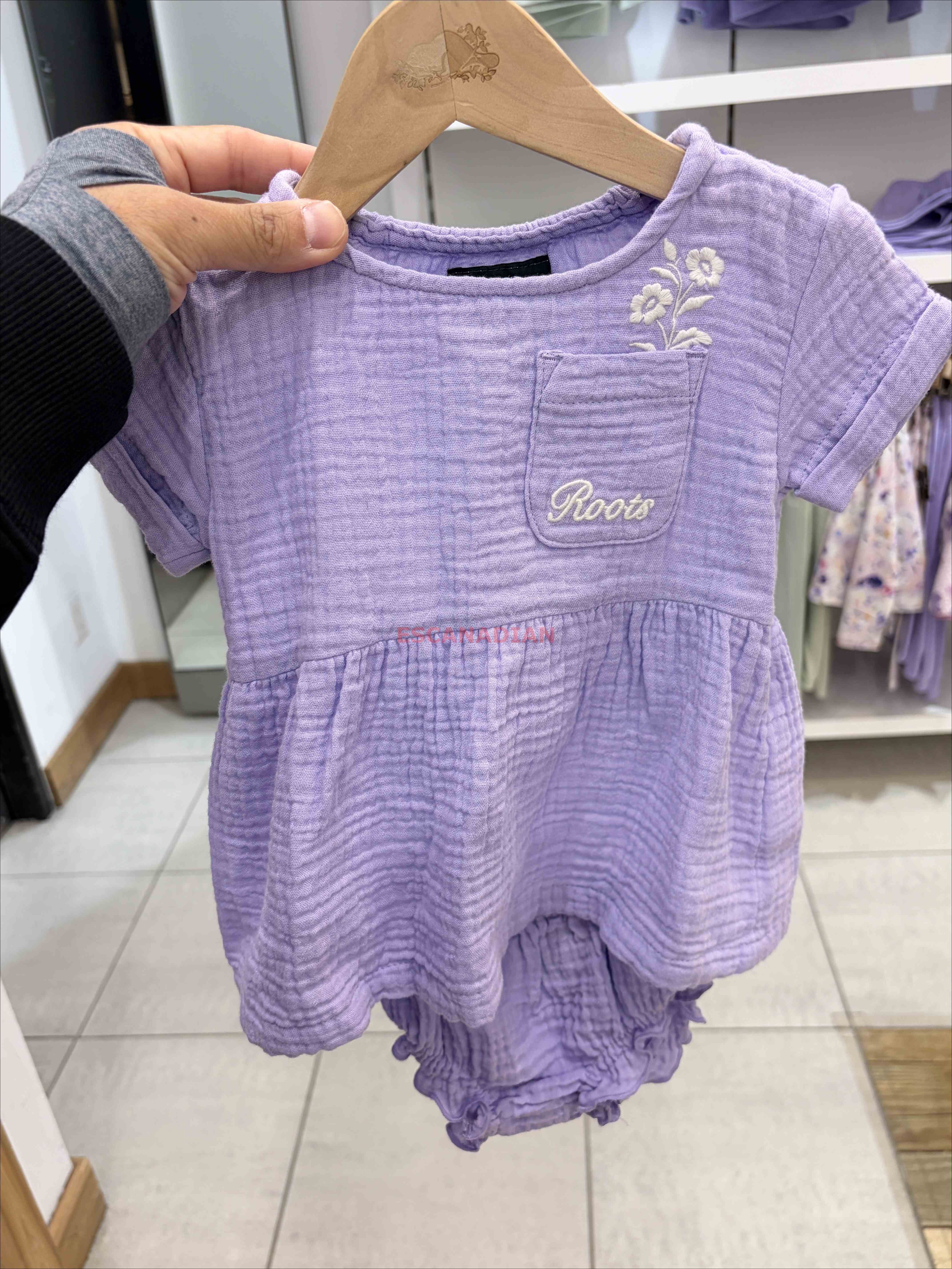 Baby ROOTS 細緻棉麻材質 刺繡字樣 洋裝 (附安全褲)