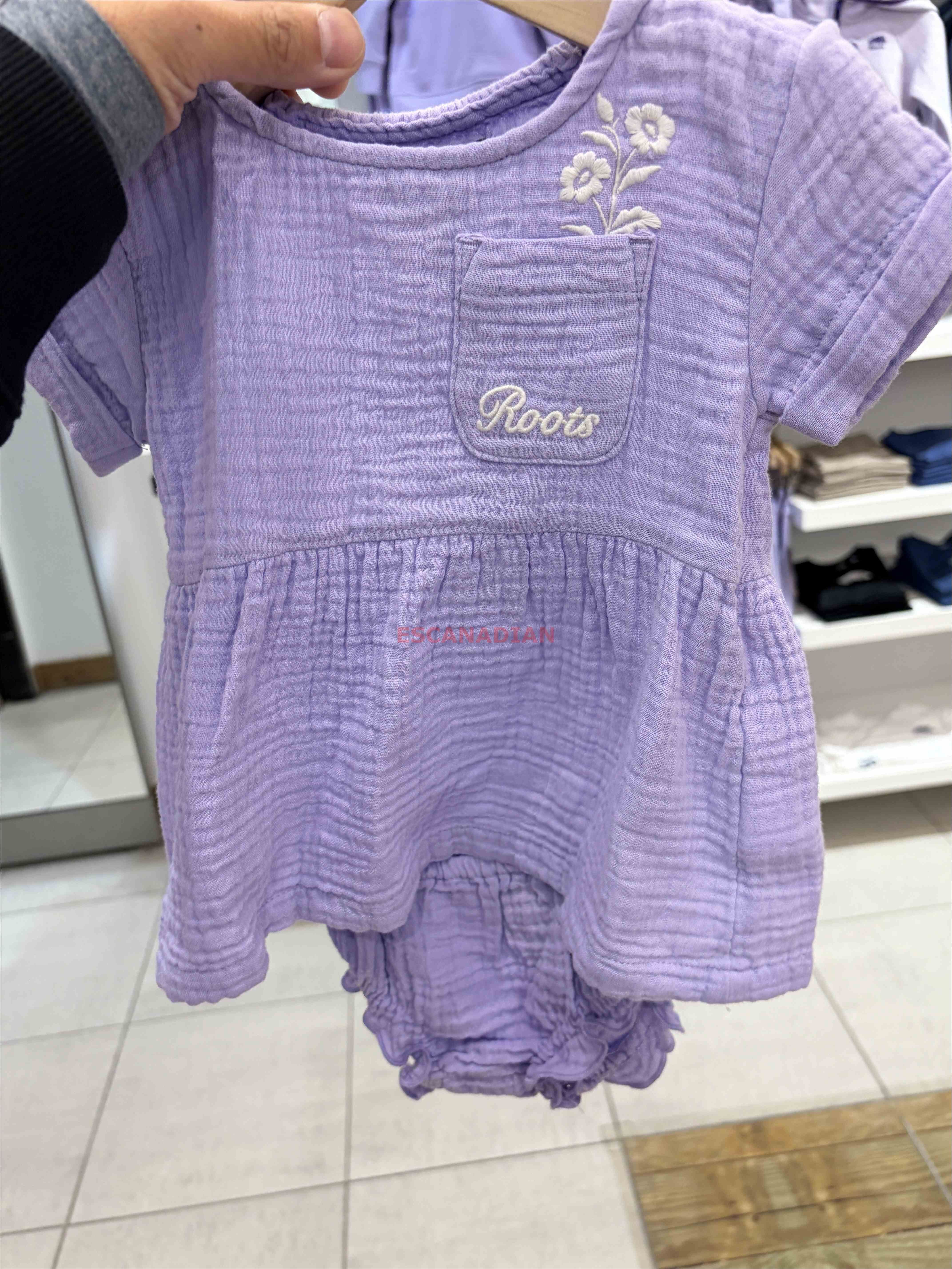 Baby ROOTS 細緻棉麻材質 刺繡字樣 洋裝 (附安全褲)