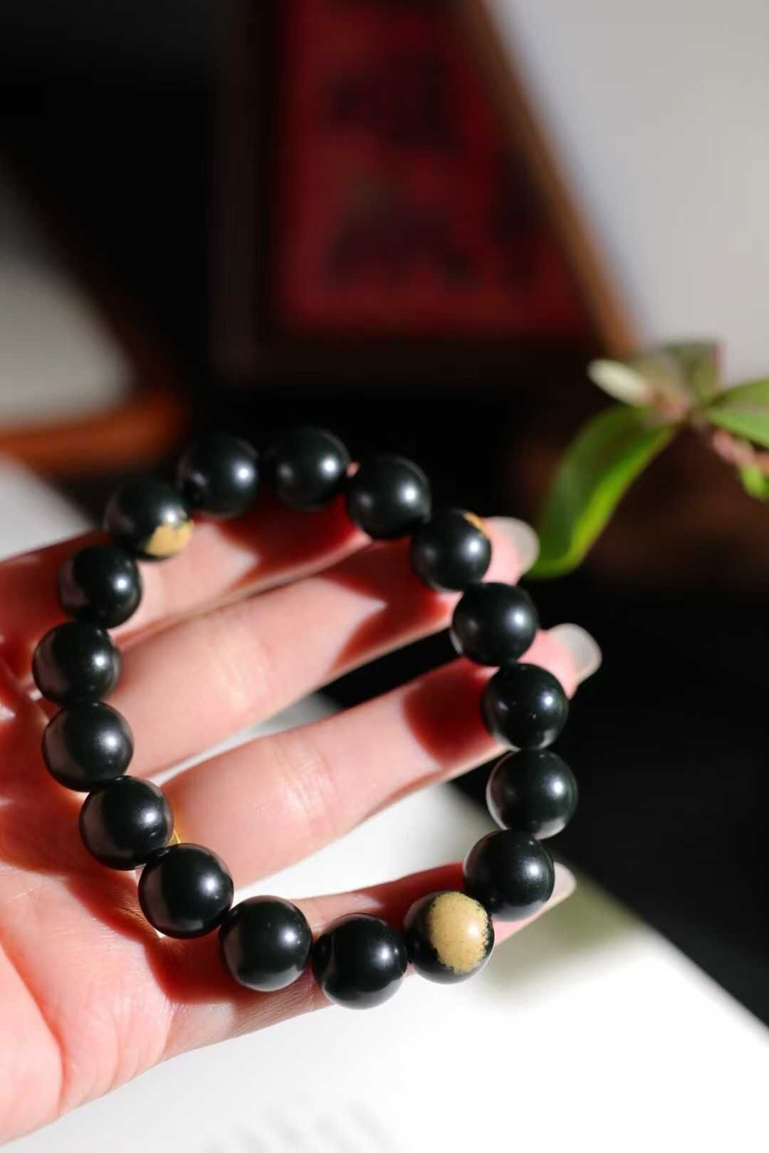 和田玉河磨籽料原皮黑青籽料手串 (12mm直徑)和田玉河磨籽料原皮黑青籽料手串 (12mm直徑)