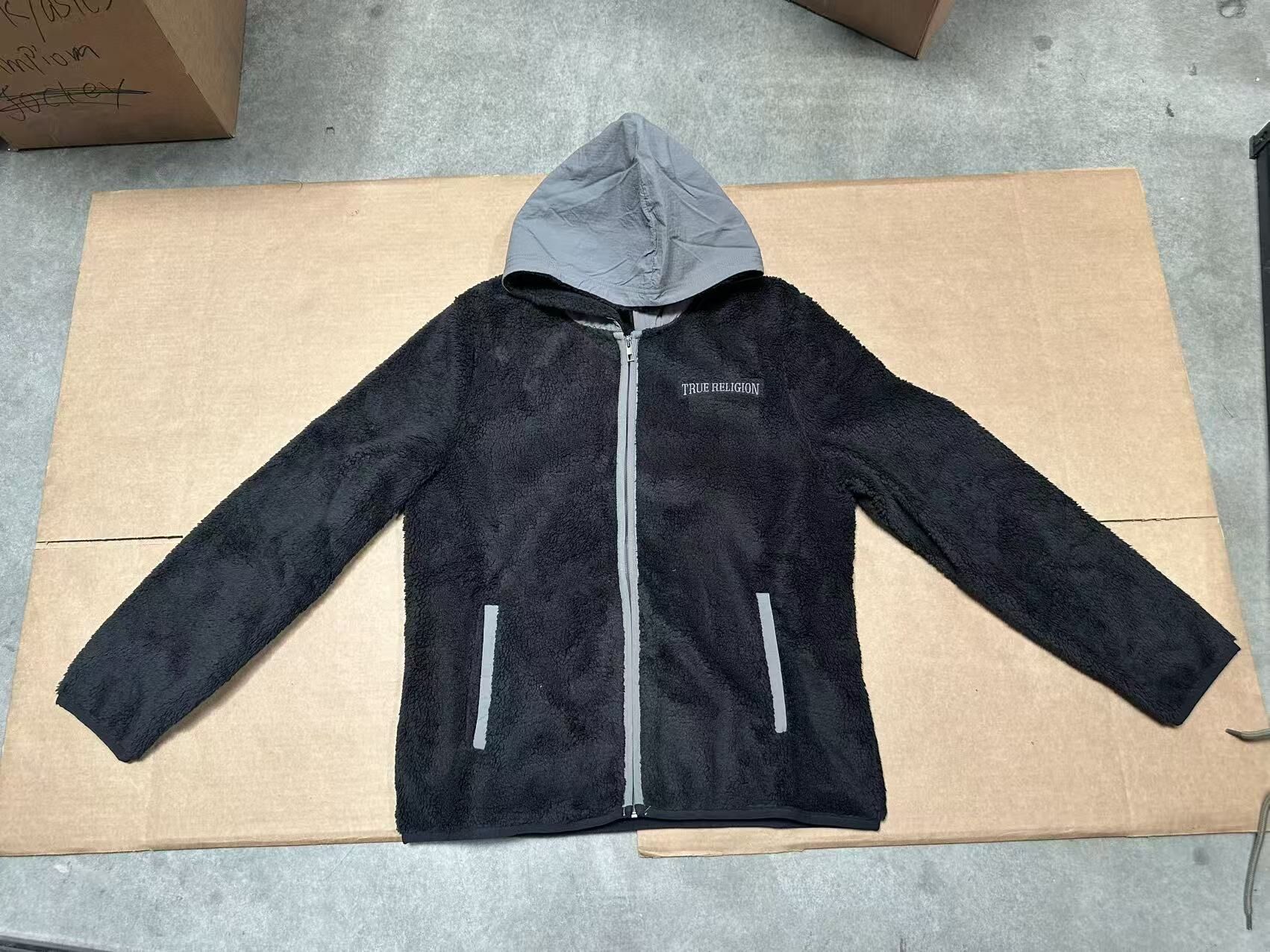 【現貨】True Religion H041134 拼色男士連帽羊羔絨拉鍊外套