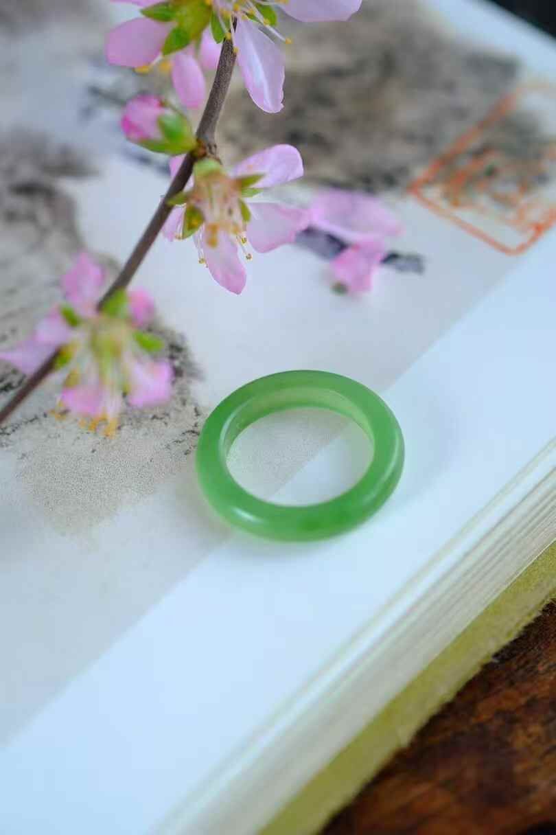 326746 和田玉冰底蘋果綠指環 (圈口 15號)