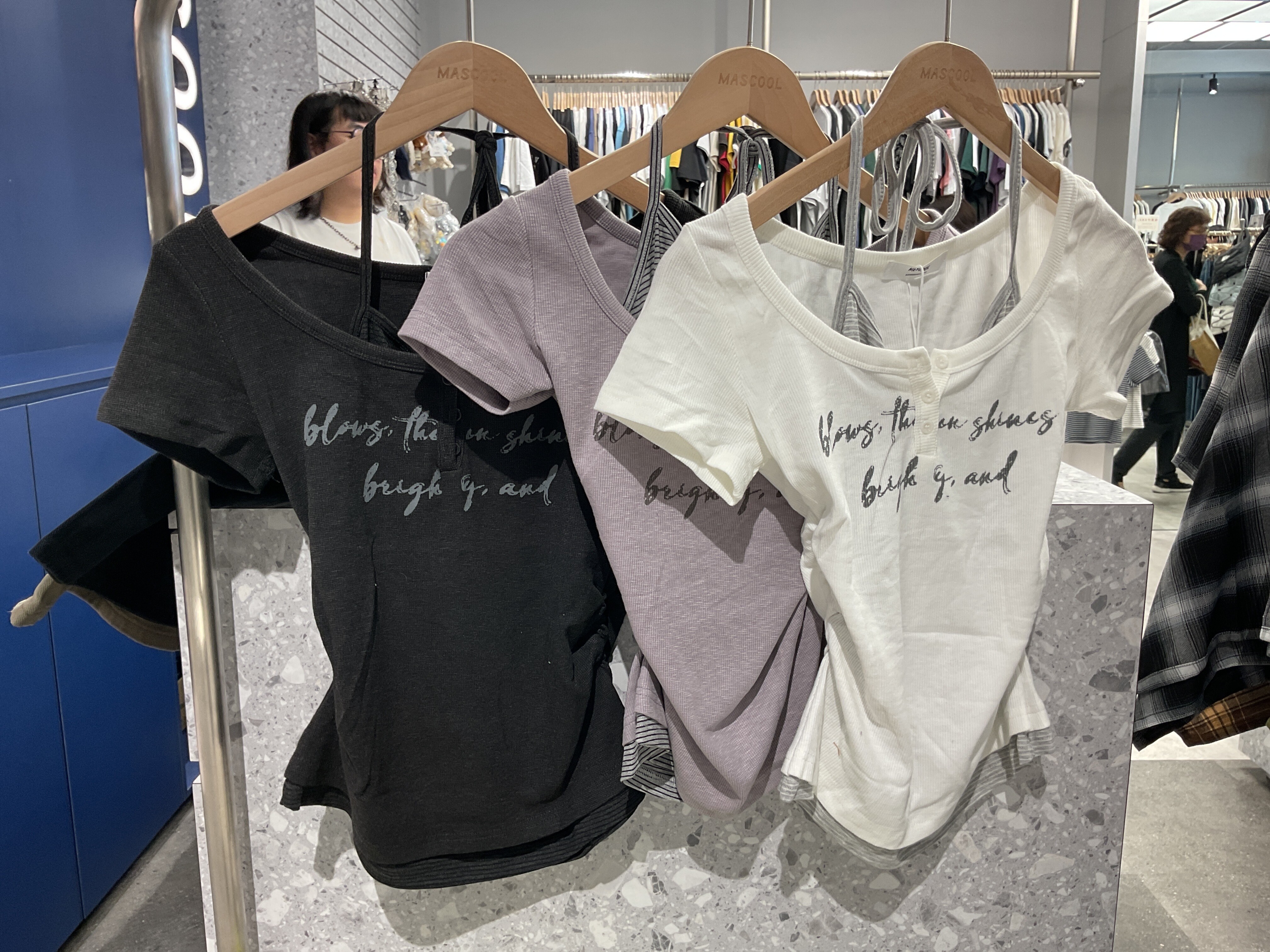 8022035 掛脖字母假兩件上衣