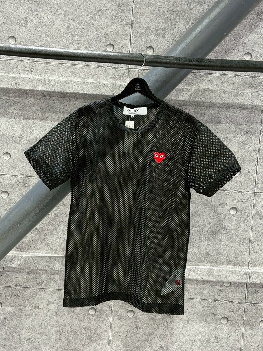 Comme des Garçons CDG PLAY 黑紅刺繡愛心 網眼洞洞短袖 T 球衣