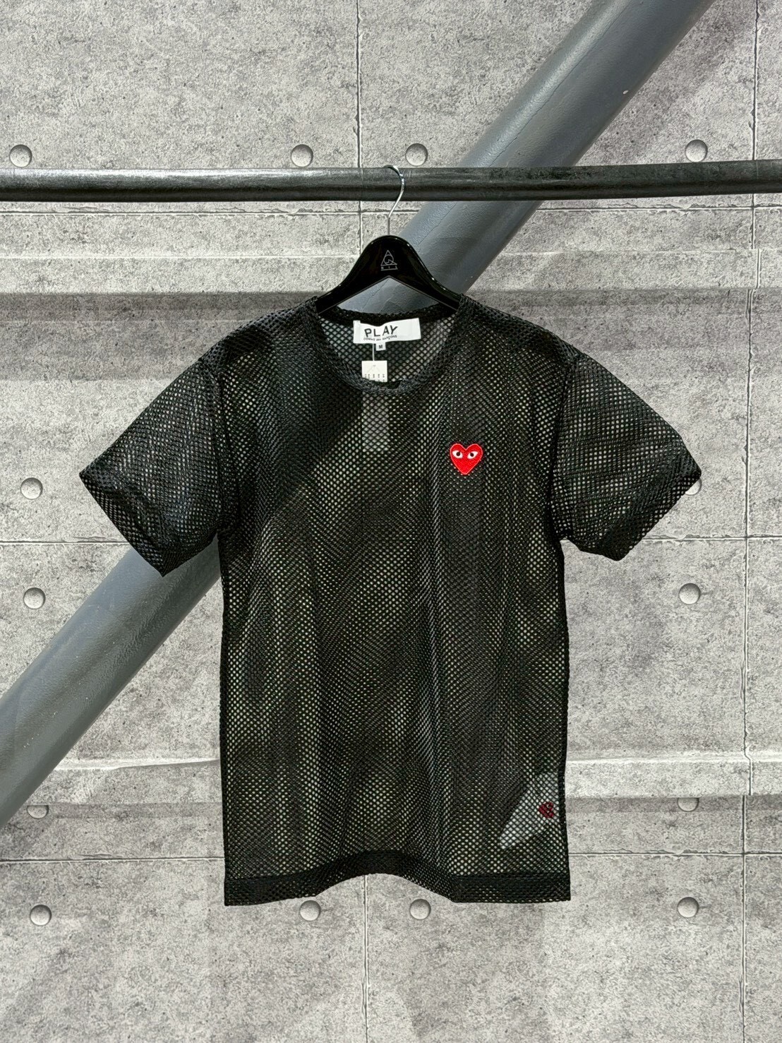 Comme des Garçons CDG PLAY 黑紅刺繡愛心 網眼洞洞短袖 T 球衣