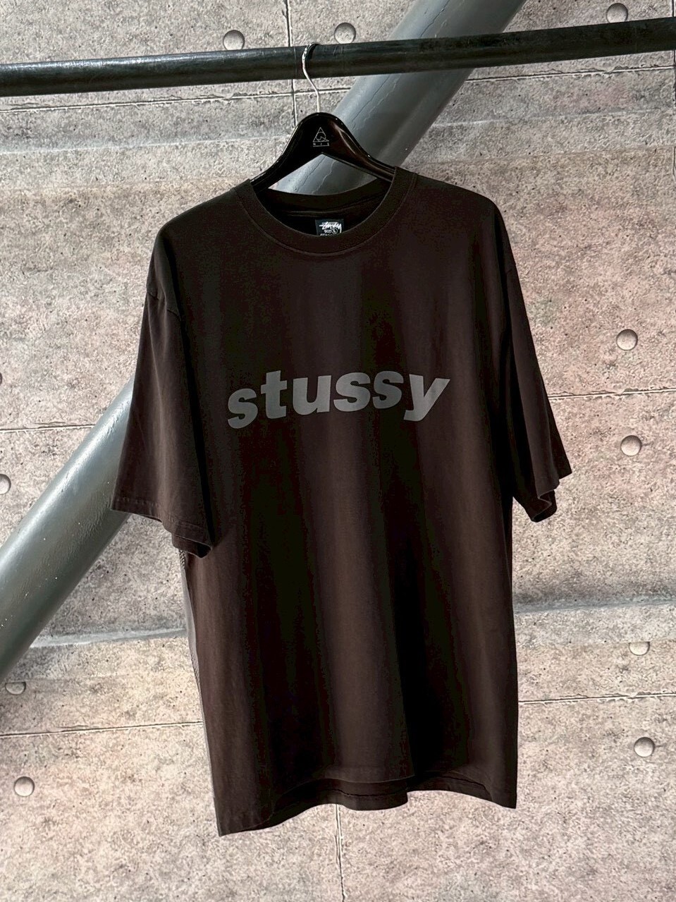 STUSSY 黑灰鯊魚字體Logo短袖 T