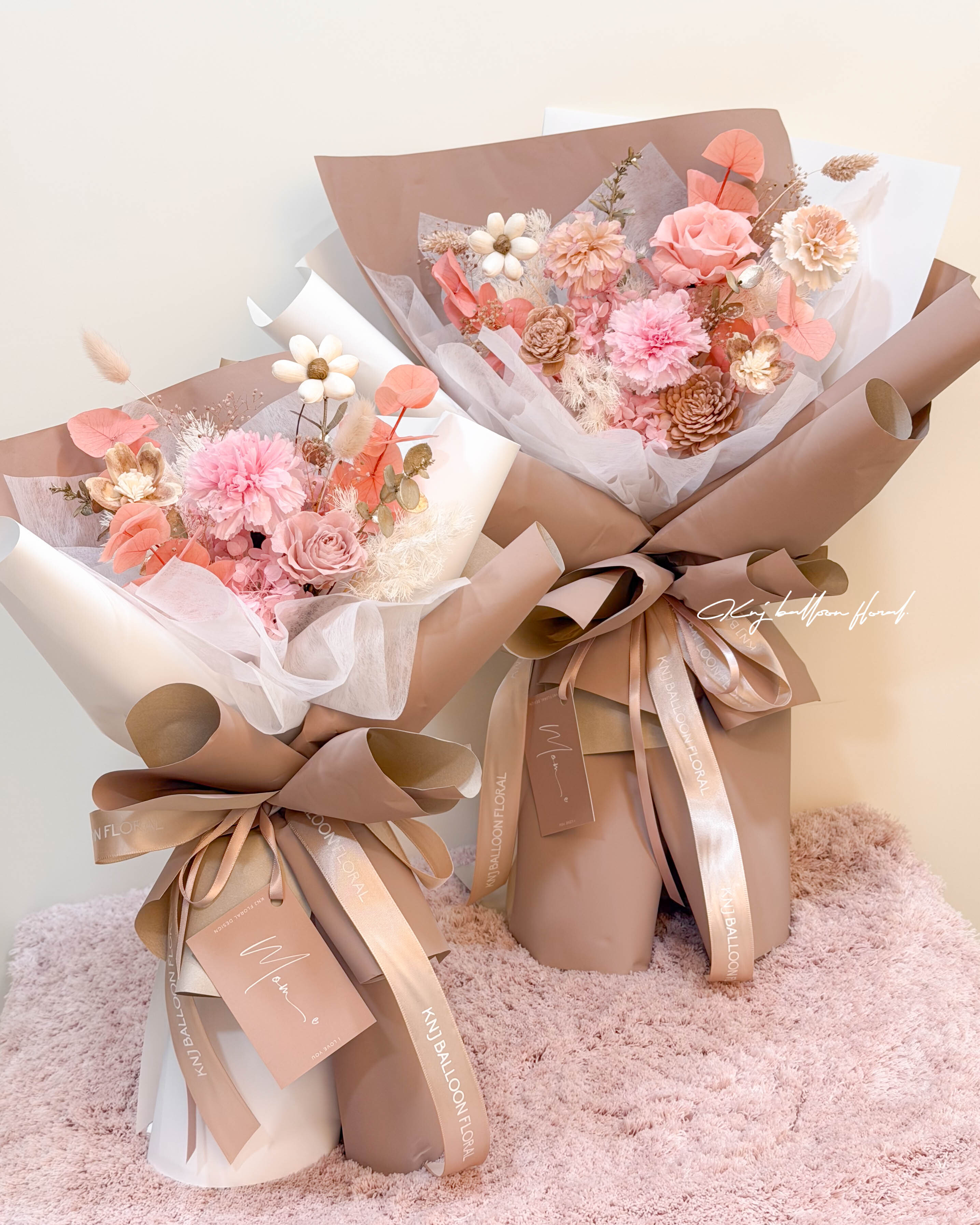 朦朧粉金康乃馨花束