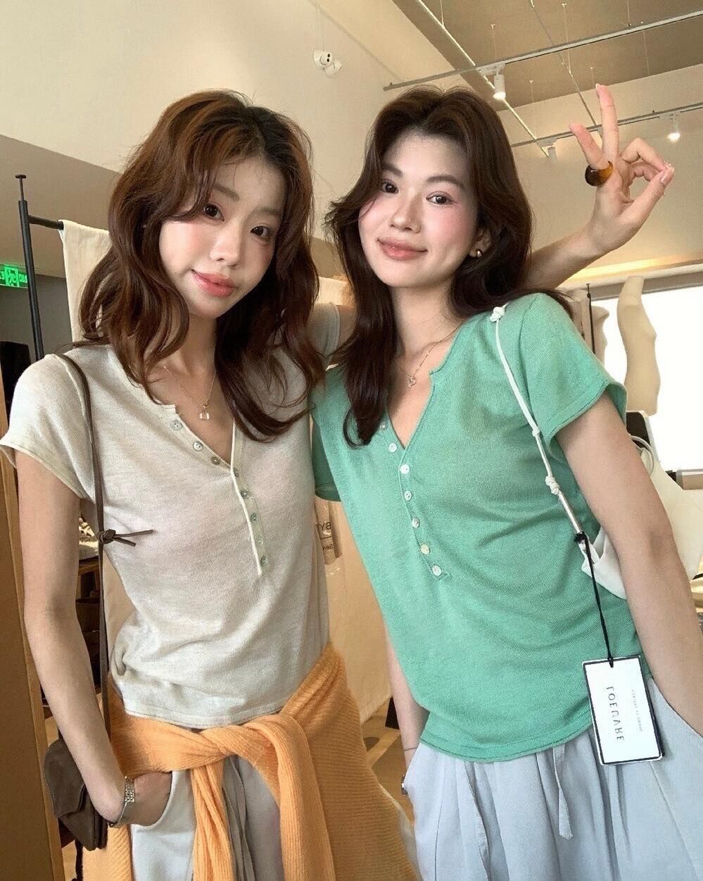 【簡約百搭的小V領排釦造型上衣】（預購）