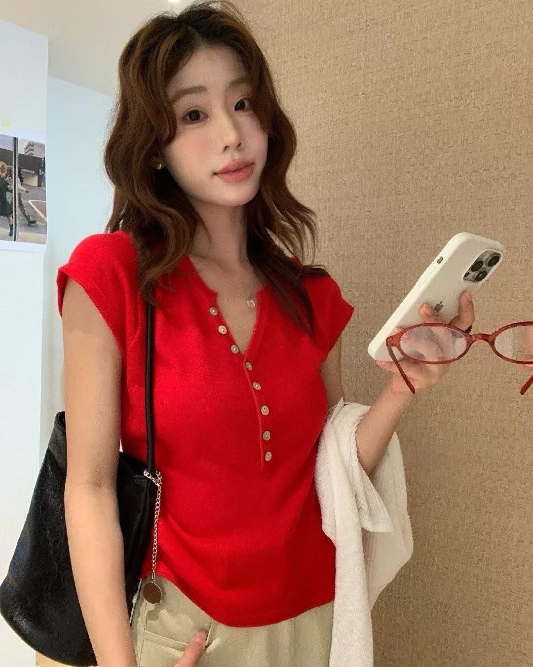 【簡約百搭的小V領排釦造型上衣】（預購）