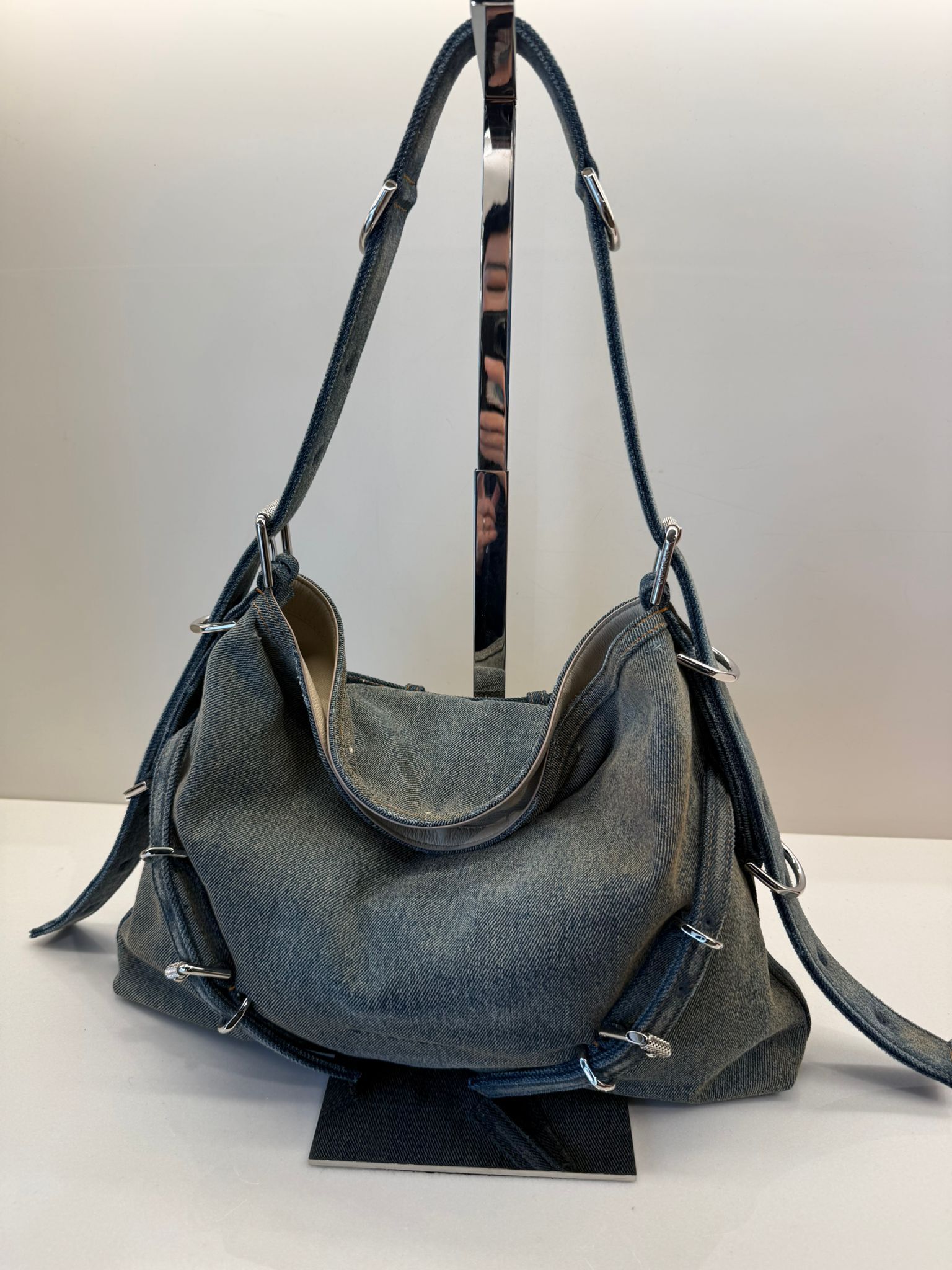 LYS01529 GIVENCHY Voyou Medium Bag