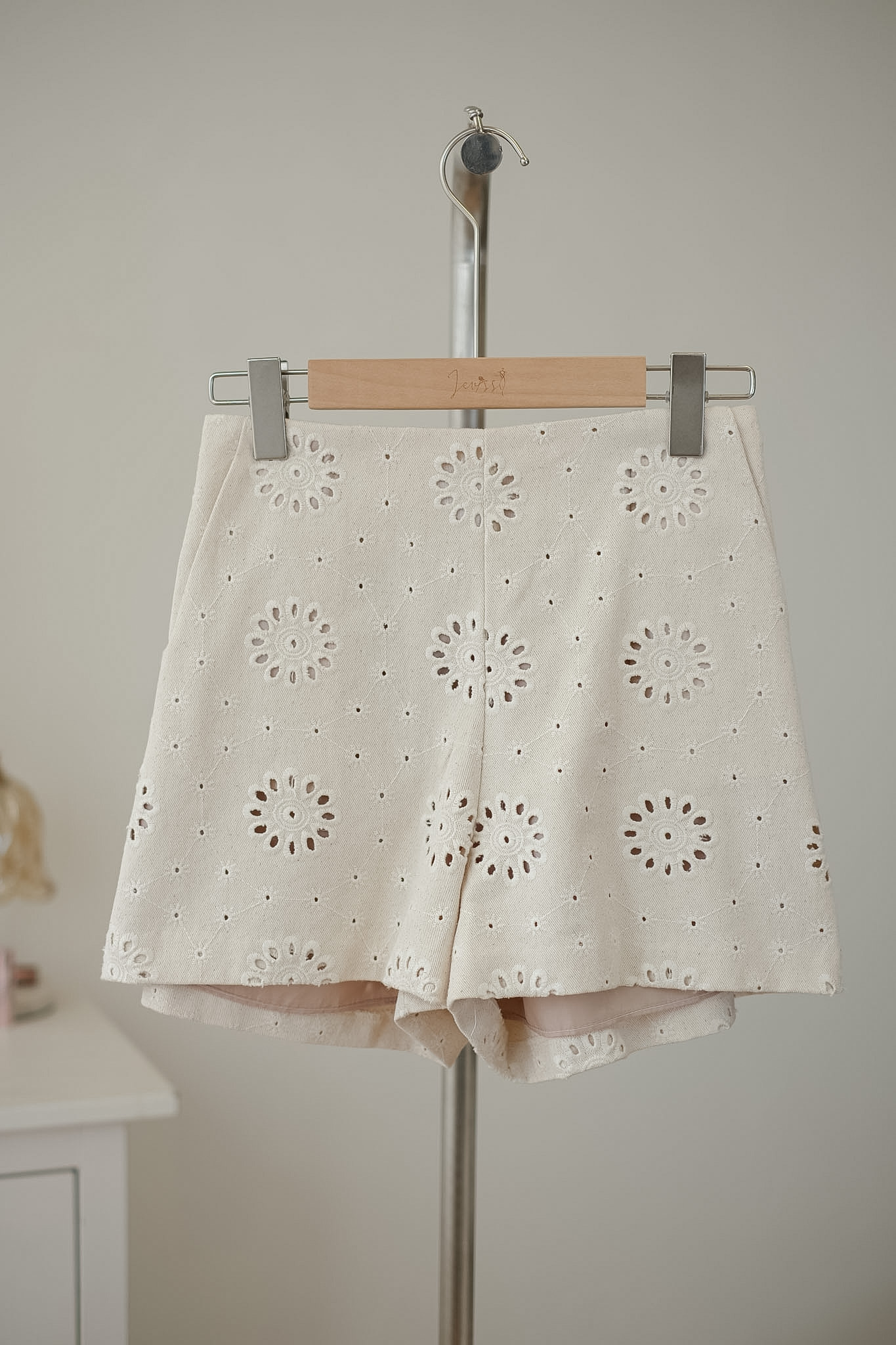 休閑度假感～花卉鏤空刺繡短褲 BT492