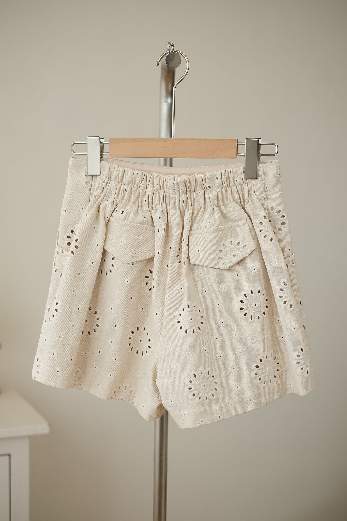 休閑度假感～花卉鏤空刺繡短褲 BT492