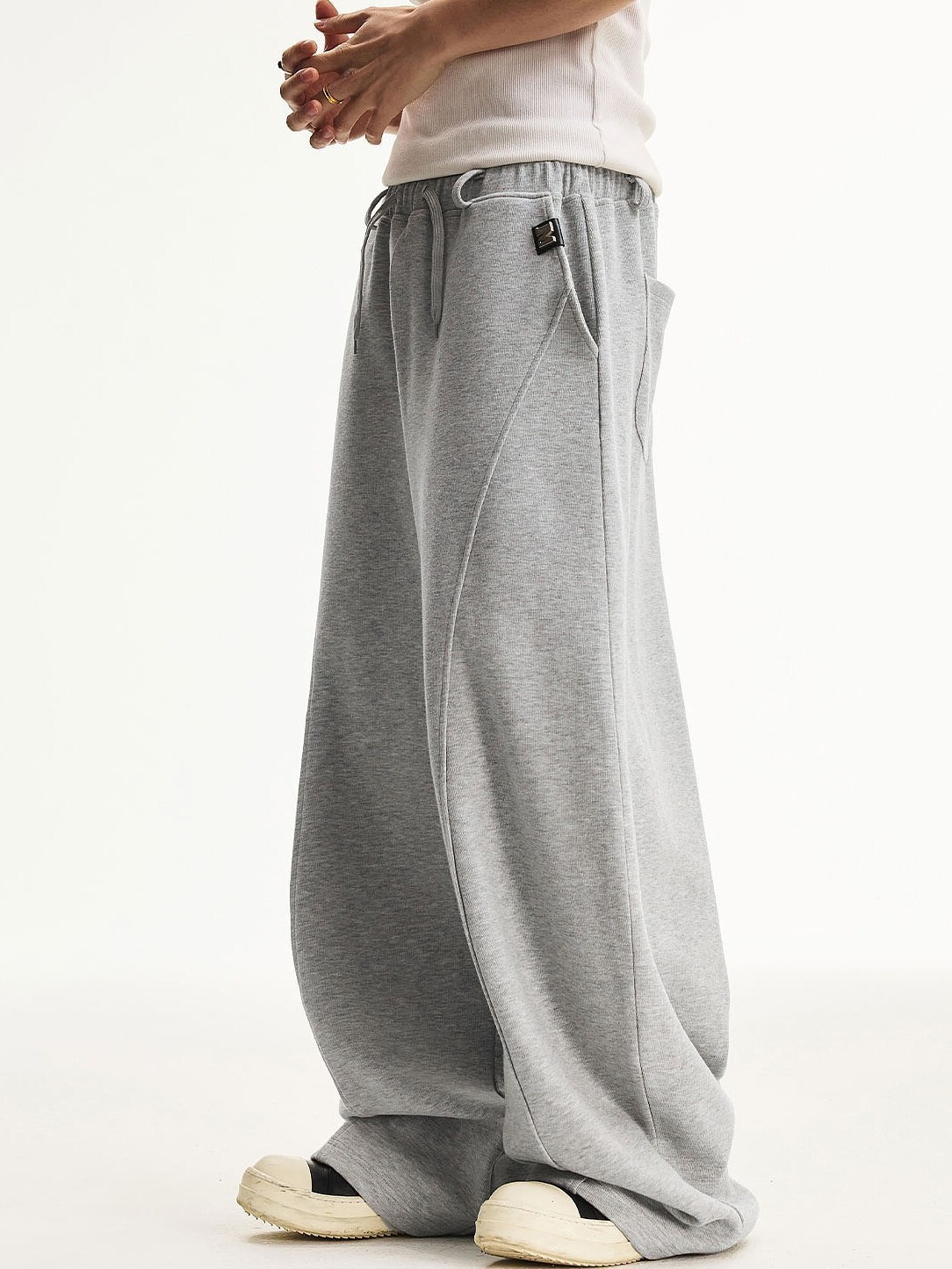 MEDM 金屬夾標Logo 純色 休閒寬鬆 彎刀棉褲 長褲