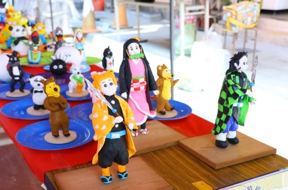 來自彰化鹿港的捏麵人藝師王清榮近年也把「鬼滅之刃(Demon Slayer)」等動漫角色融入作品。