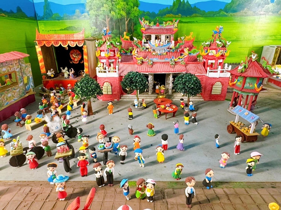 隨著廟會規模縮小、供品越來越講求簡便,被現成裝飾品取代,捏麵人這種慢工細活慢慢消失。