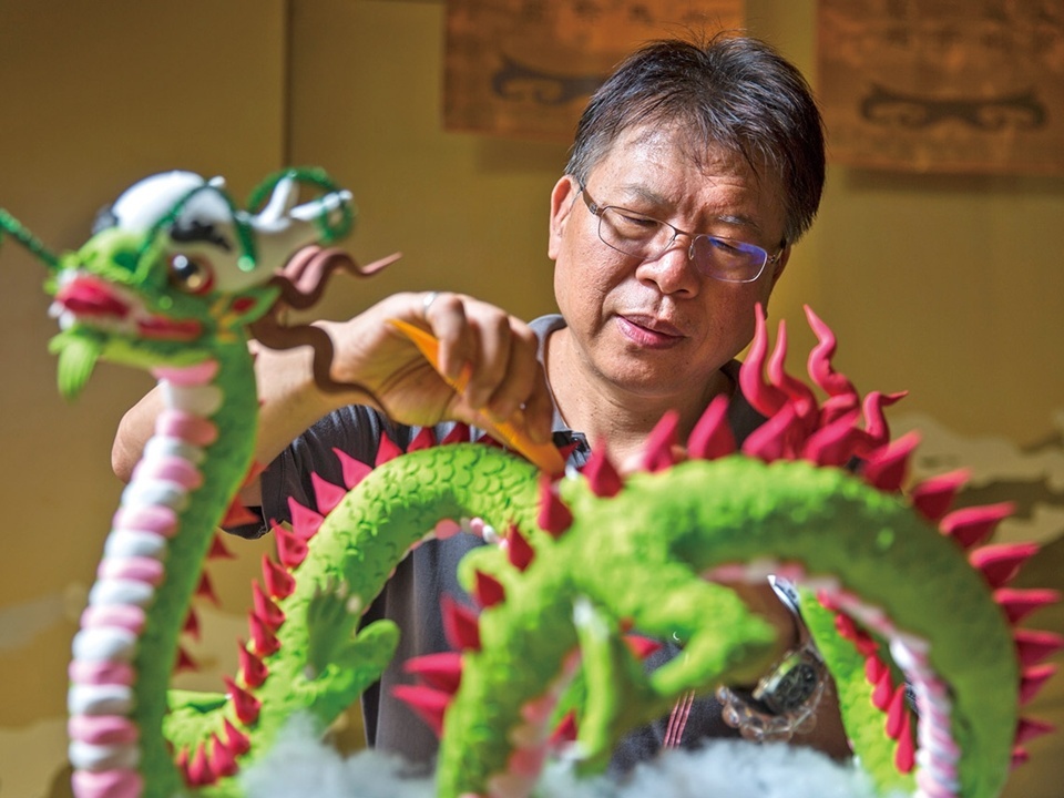 現在市面上大多數捏麵人改用樹脂土、公仔土或彩色雕塑土製作,加入廣告顏料上色,不可食用。