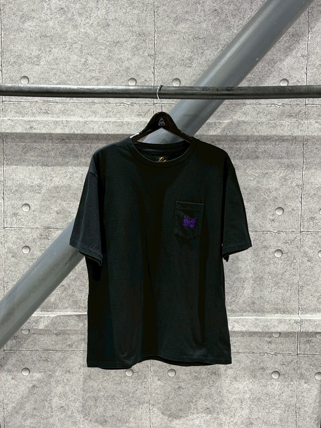 NEEDLES 黑紫刺繡蝴蝶Logo口袋短袖 T