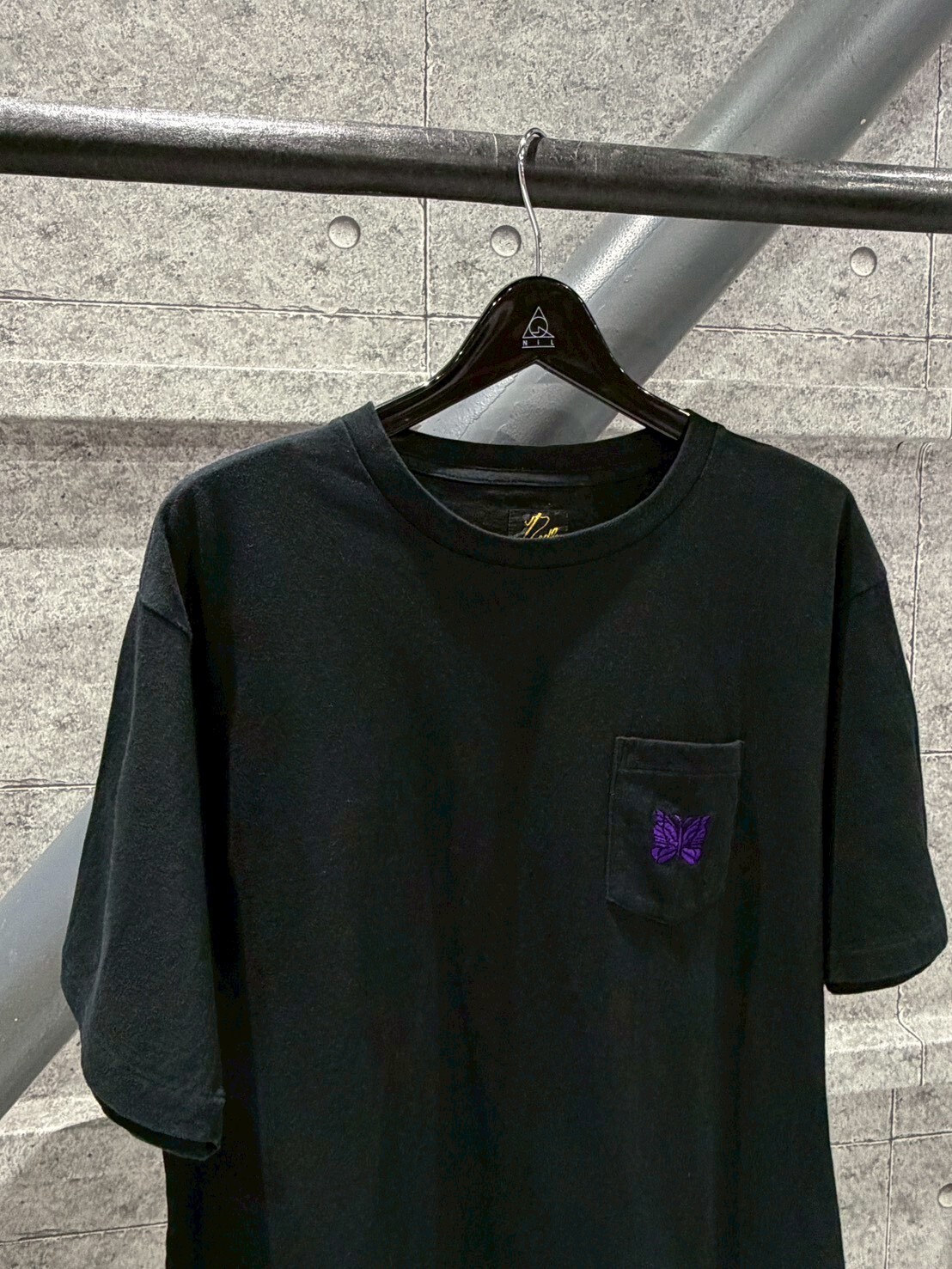 NEEDLES 黑紫刺繡蝴蝶Logo口袋短袖 T